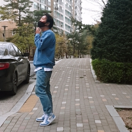 Jordan 1 Retro High OG Hyper Royal 착용 스타일