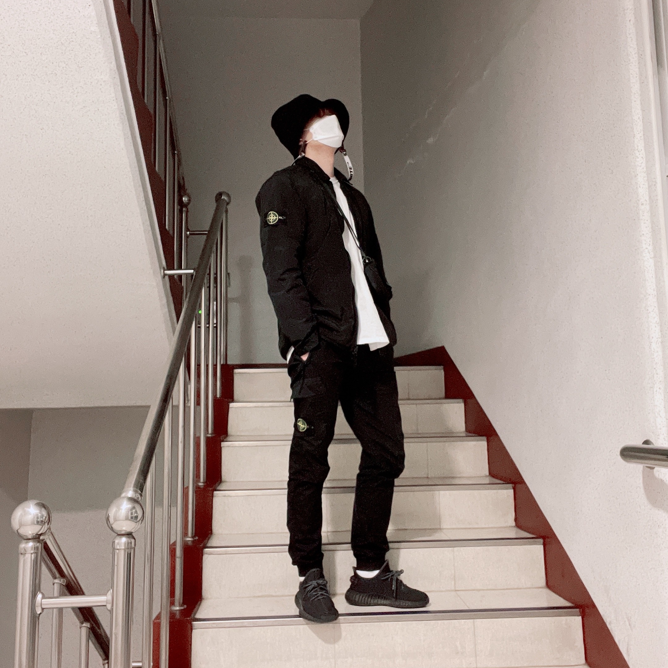 Adidas Yeezy Boost 350 V2 Black - Non-Reflective 착용 스타일