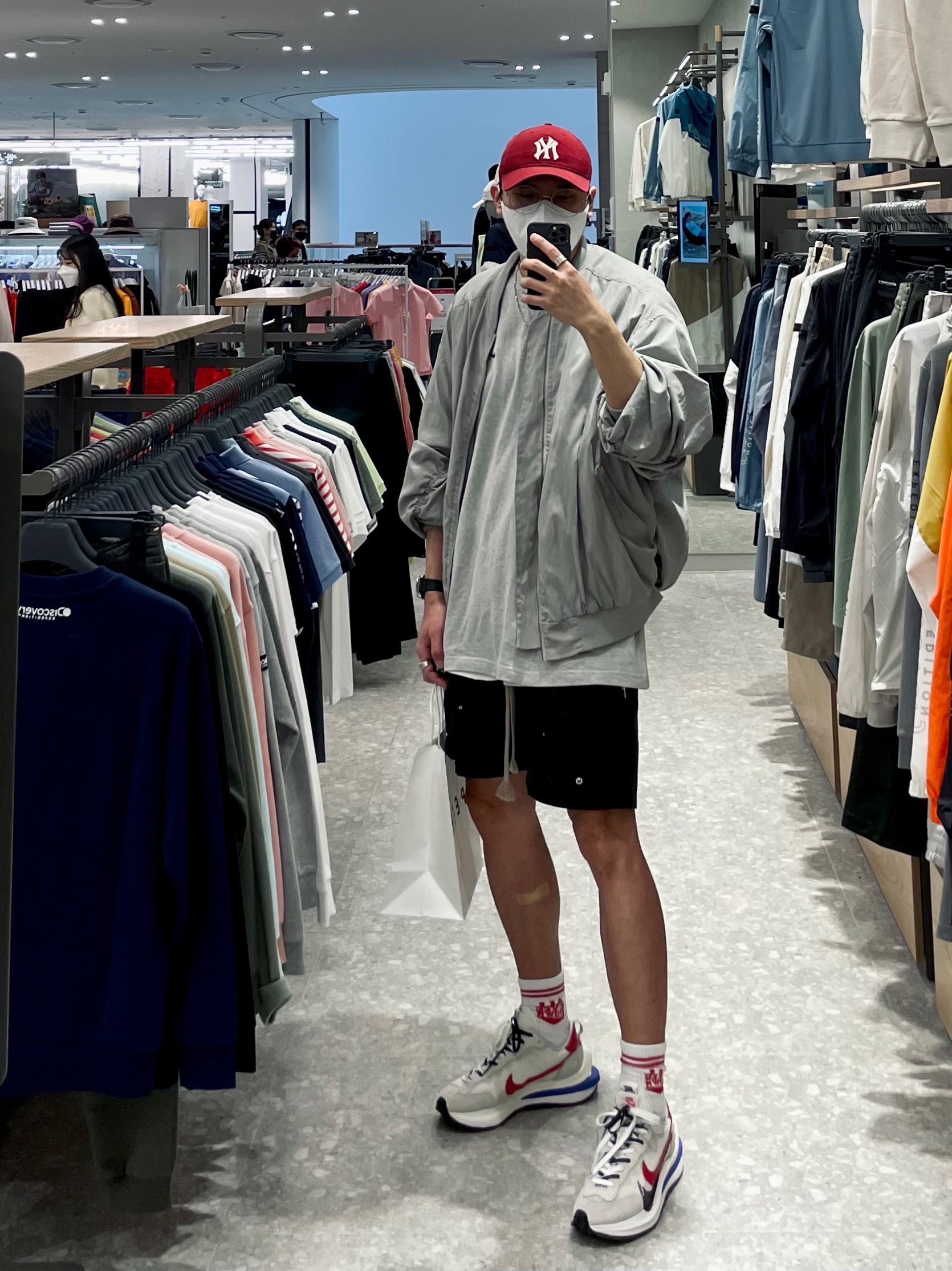 Nike x Sacai VaporWaffle Royal Fuchsia 착용 스타일
