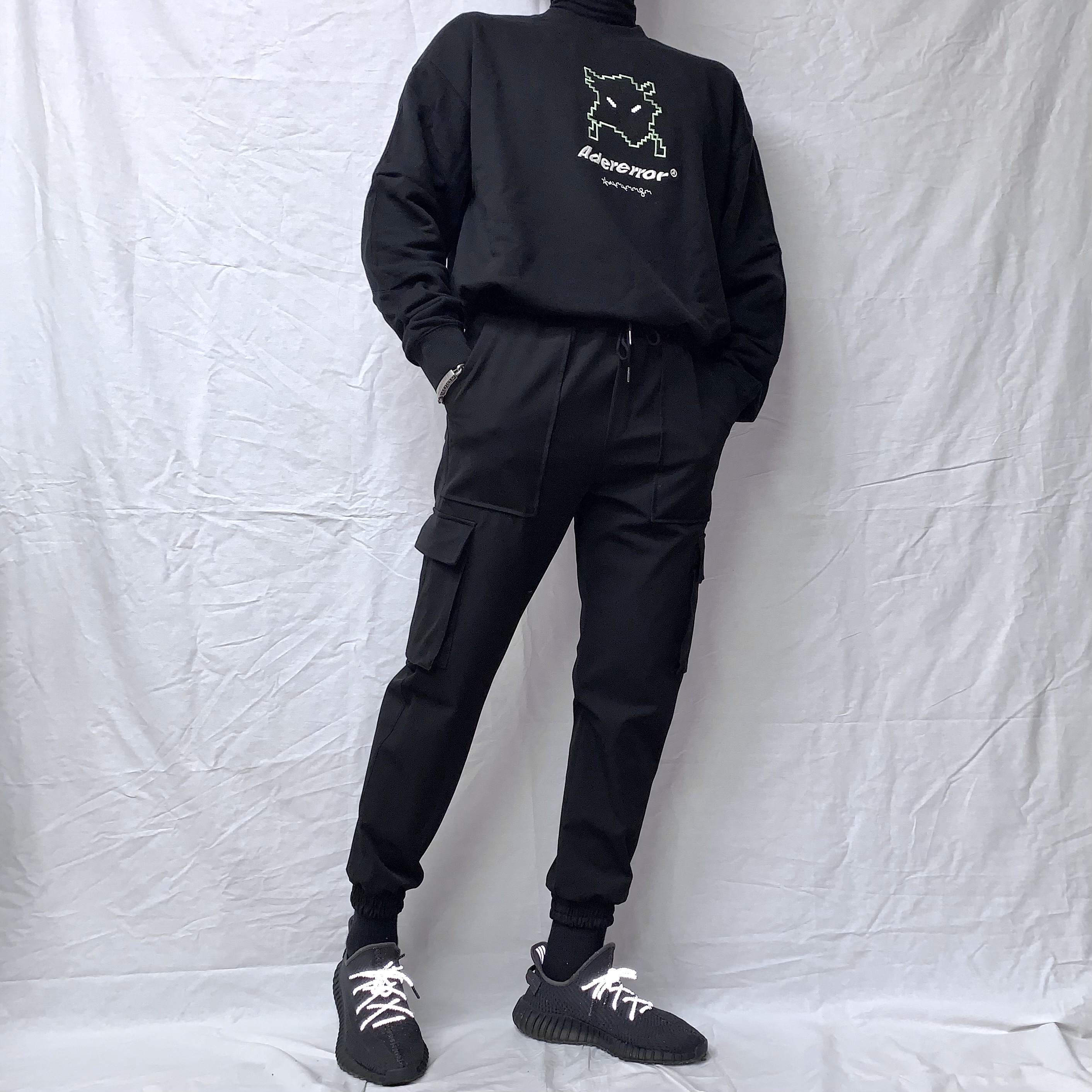 Adidas Yeezy Boost 350 V2 Black - Non-Reflective 착용 스타일
