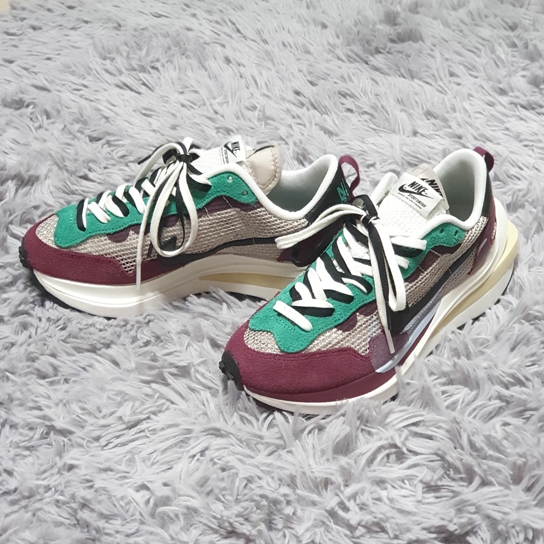 Nike x Sacai VaporWaffle String & Black Villain Red 착용 스타일 - 2