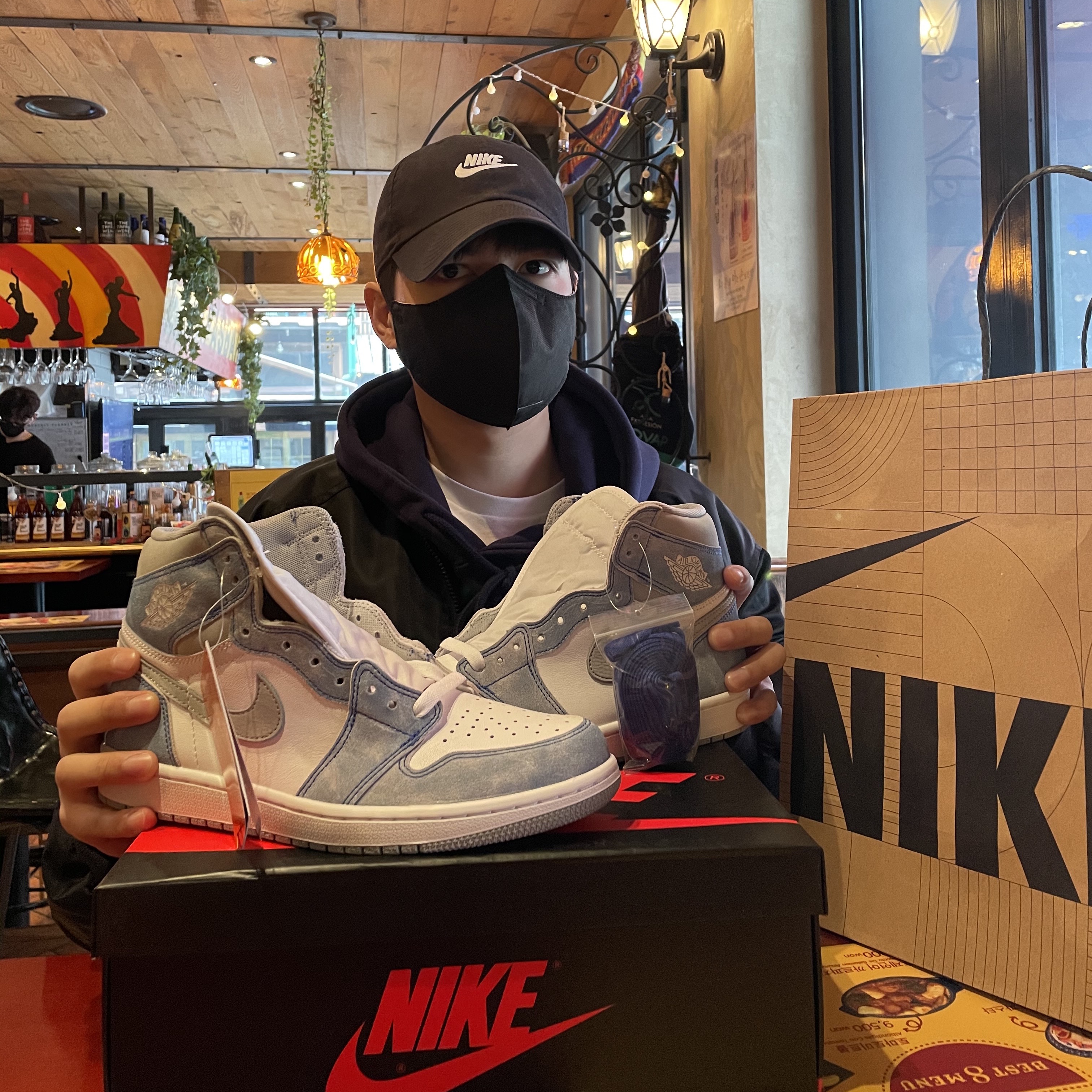 Jordan 1 Retro High OG Hyper Royal 착용 스타일