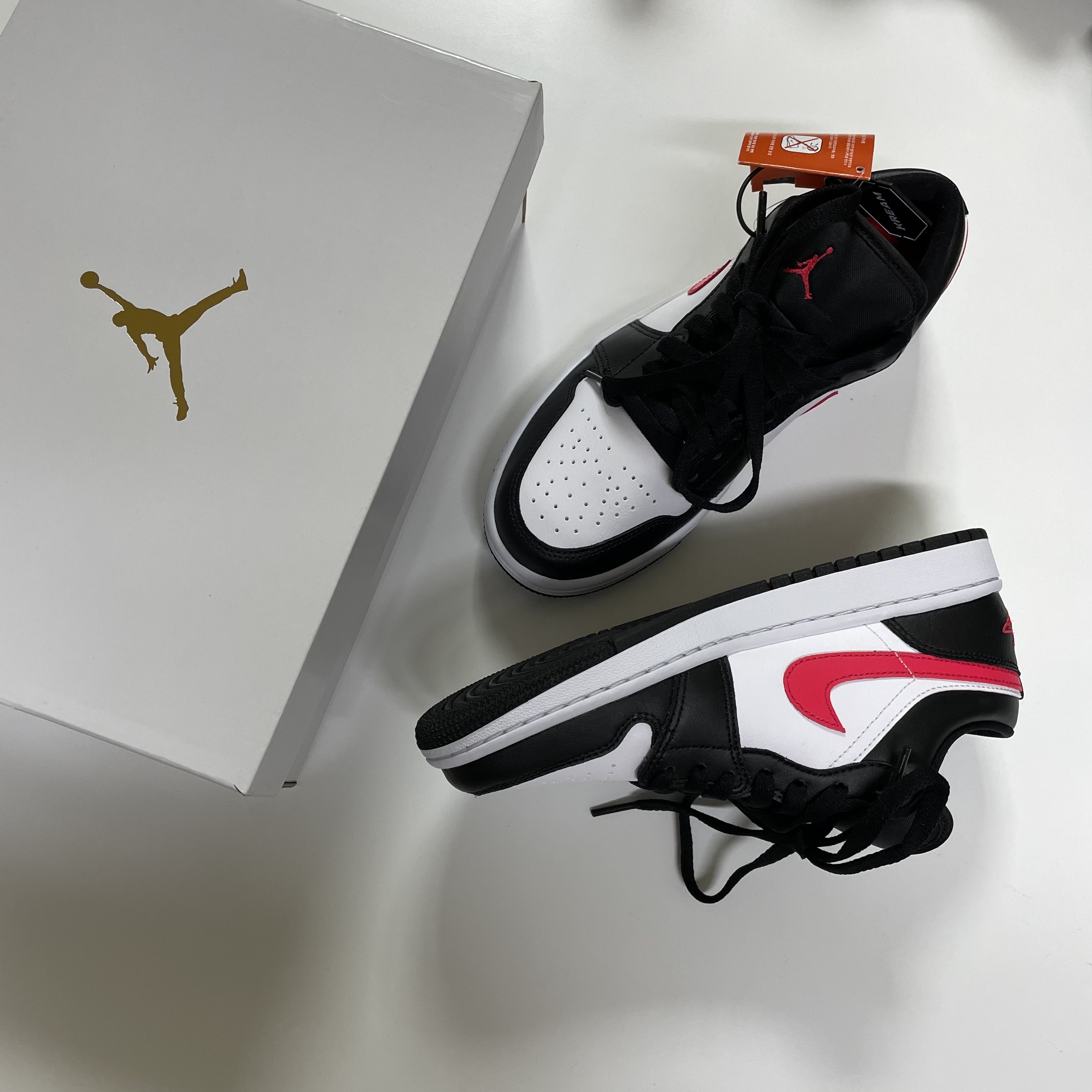 (W) Jordan 1 Low Black Siren Red 착용 스타일 - 1