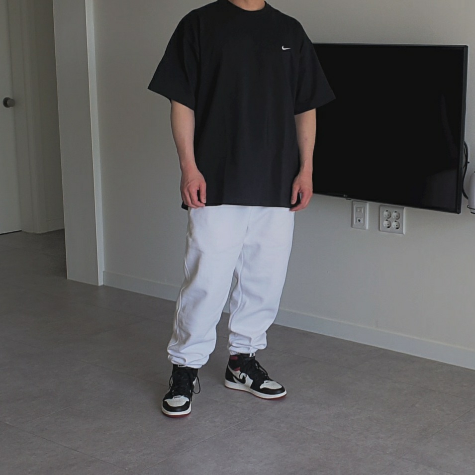 Nike M NRG Sweatpants White, Nike NRG Solo Swoosh T-Shirt Black - US/EU 착용 스타일