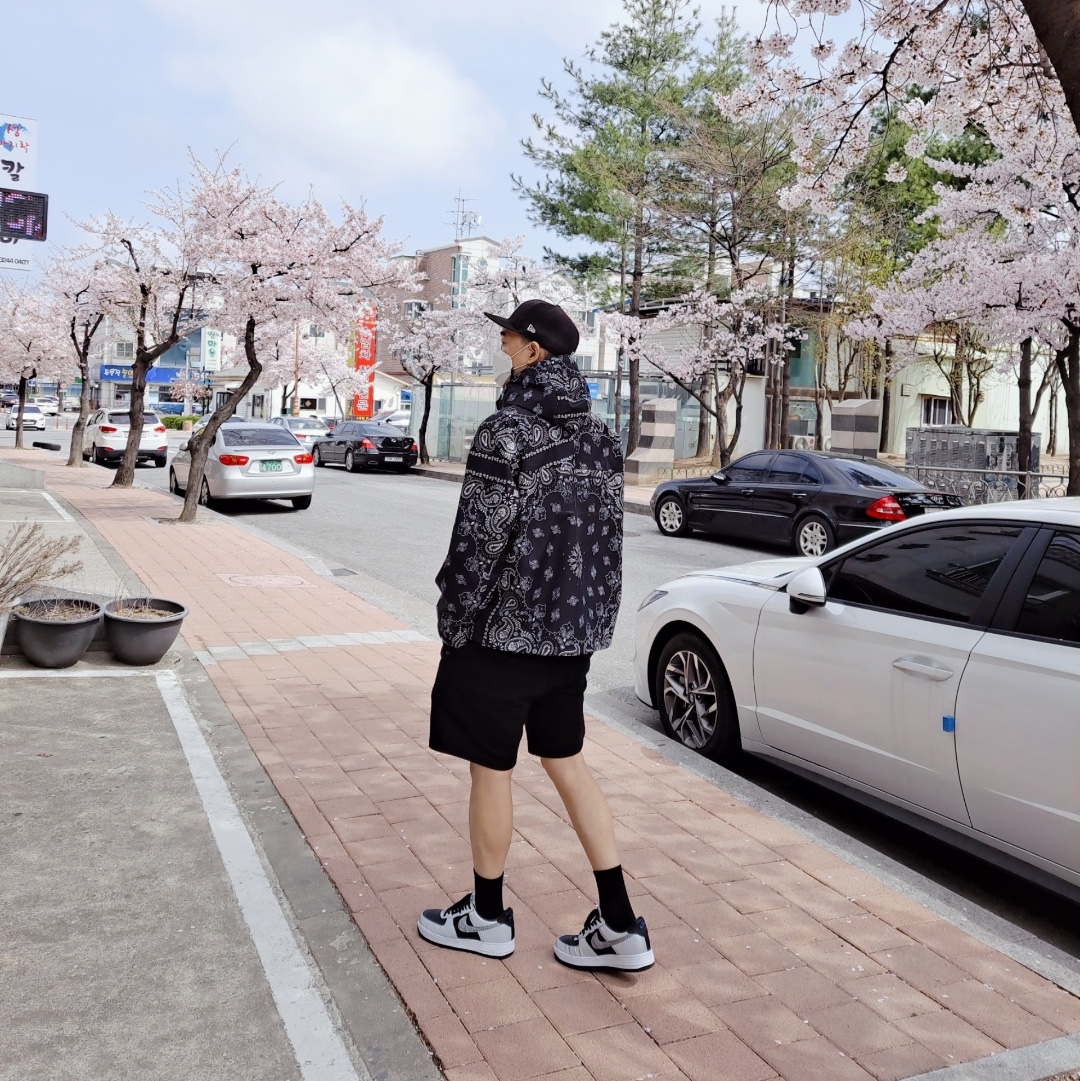 Nike Air Force 1 B Silver Snake 착용 스타일 - 2