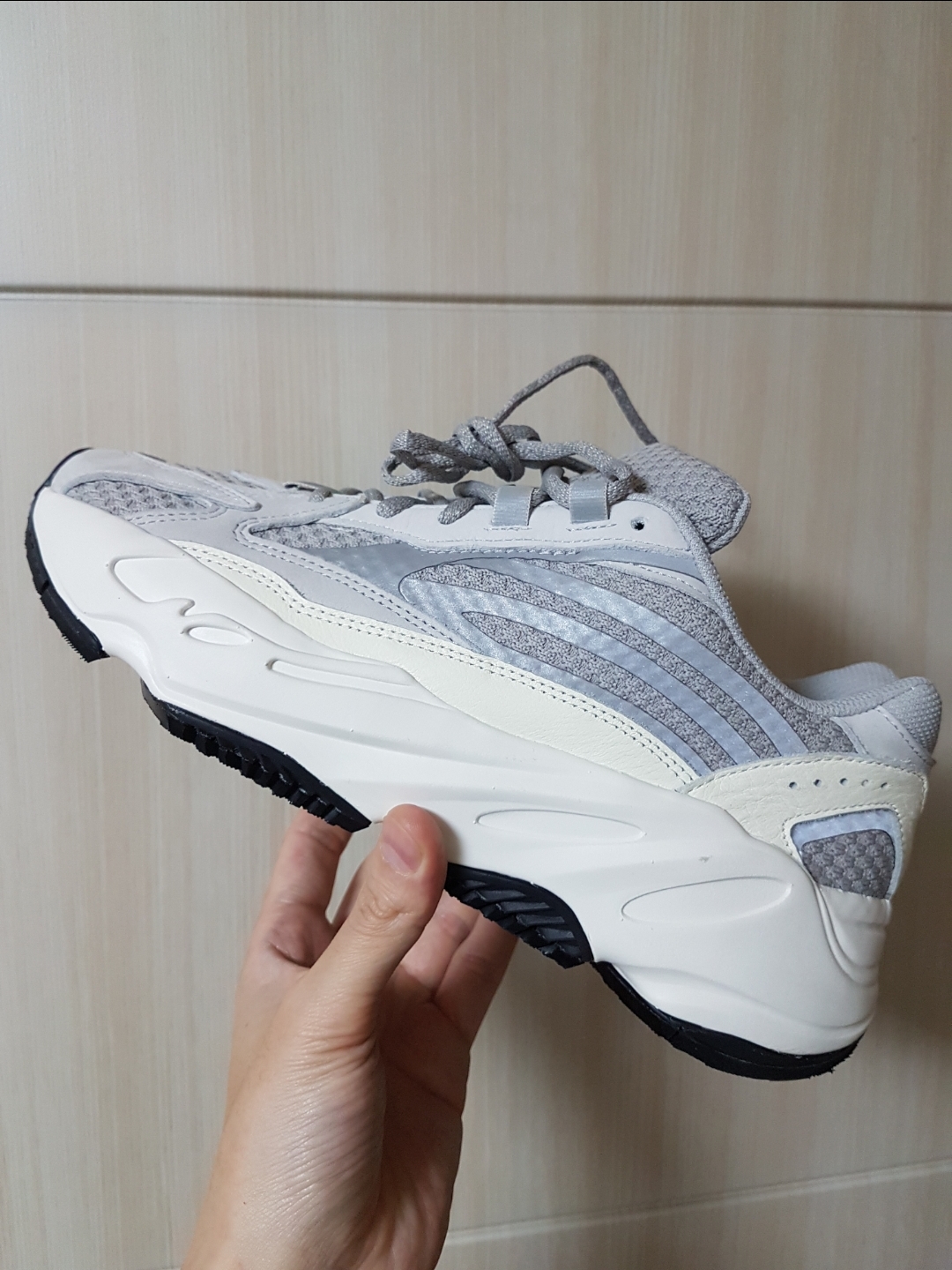 Adidas Yeezy Boost 700 V2 Static 2018 착용 스타일