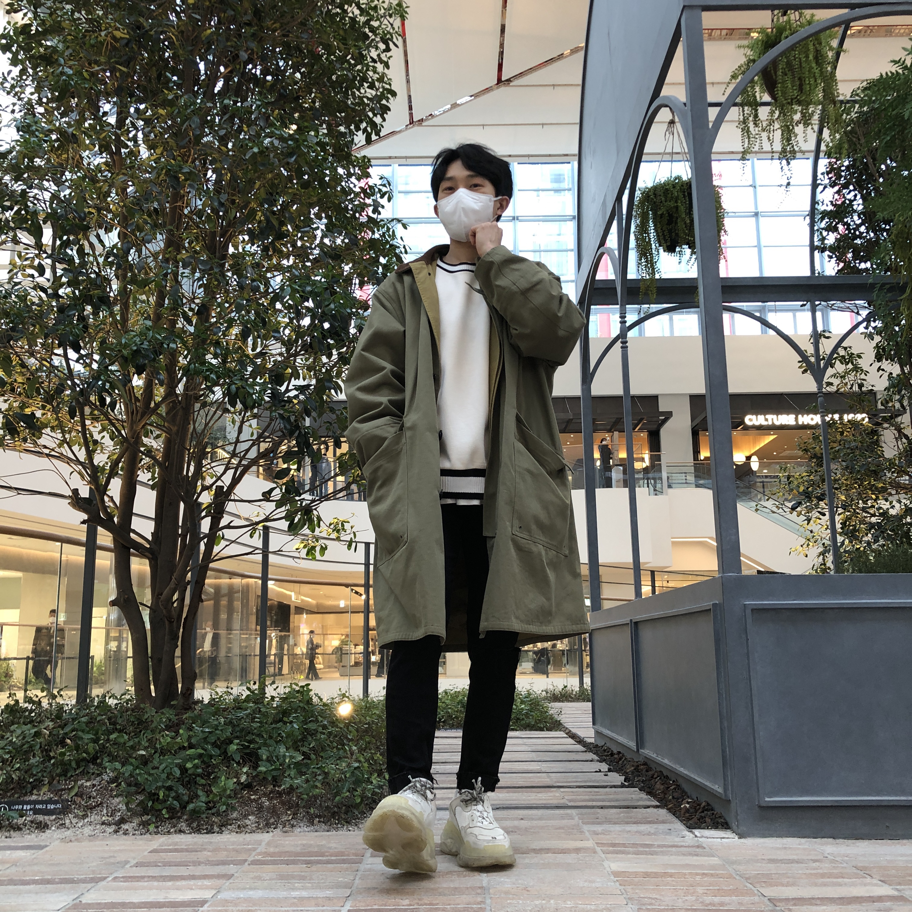 (W) Balenciaga Triple S White 2018 Reissue 착용 스타일