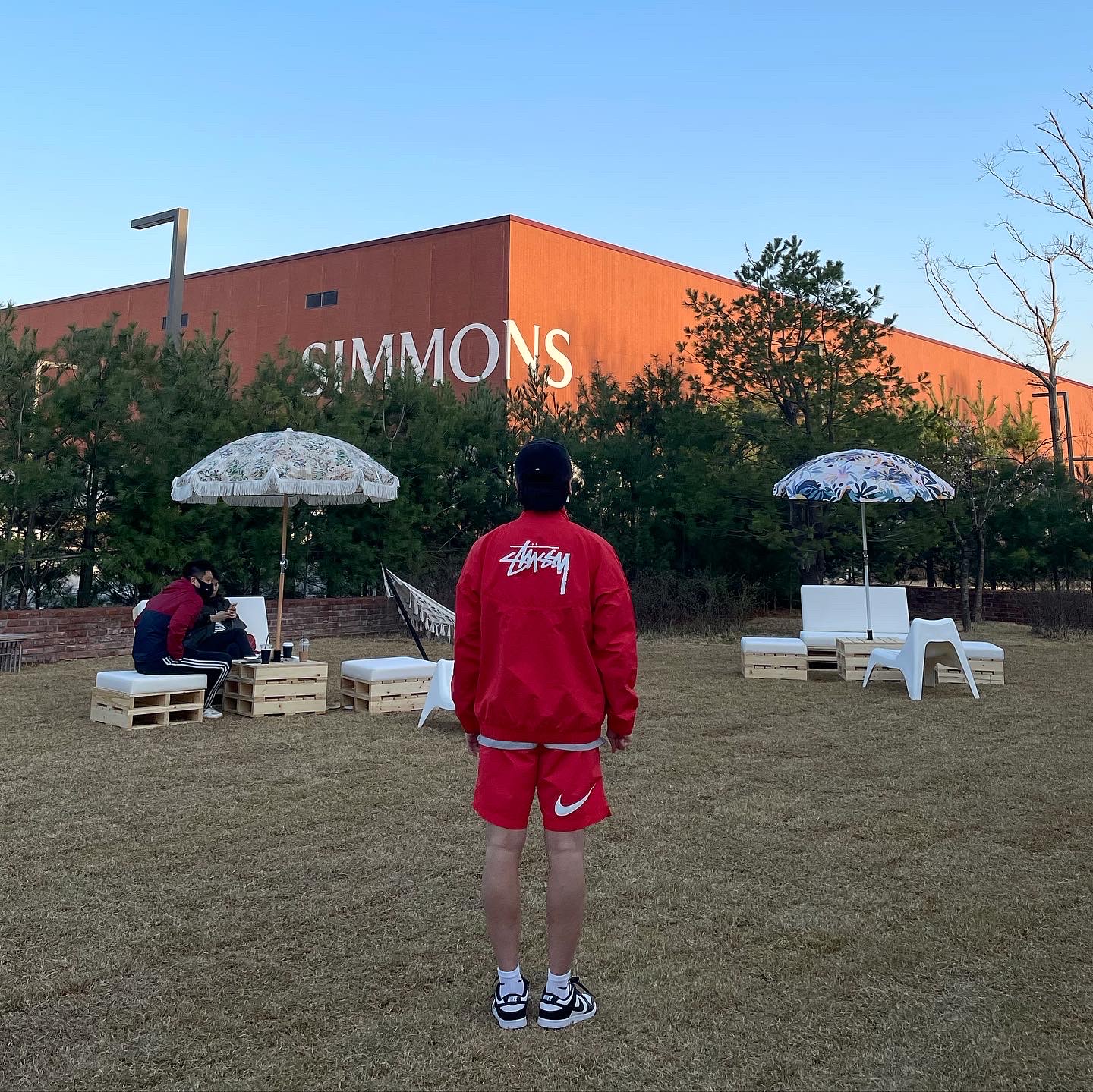 Nike x Stussy Windrunner Jacket Habanero Red, Nike x Stussy Water Shorts Habanero Red 착용 스타일 - 2