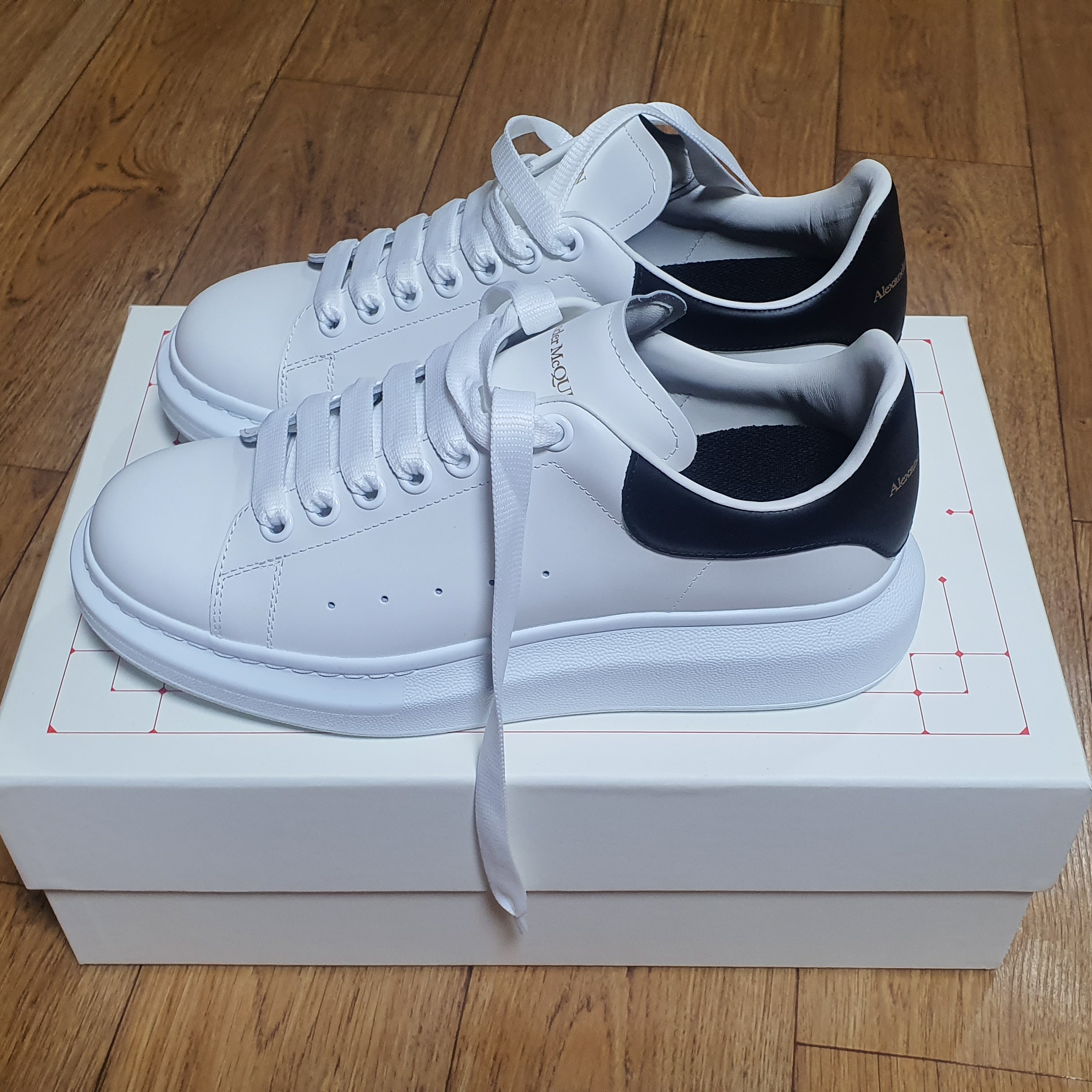 Alexander McQueen Oversized Sneakers White Black 착용 스타일