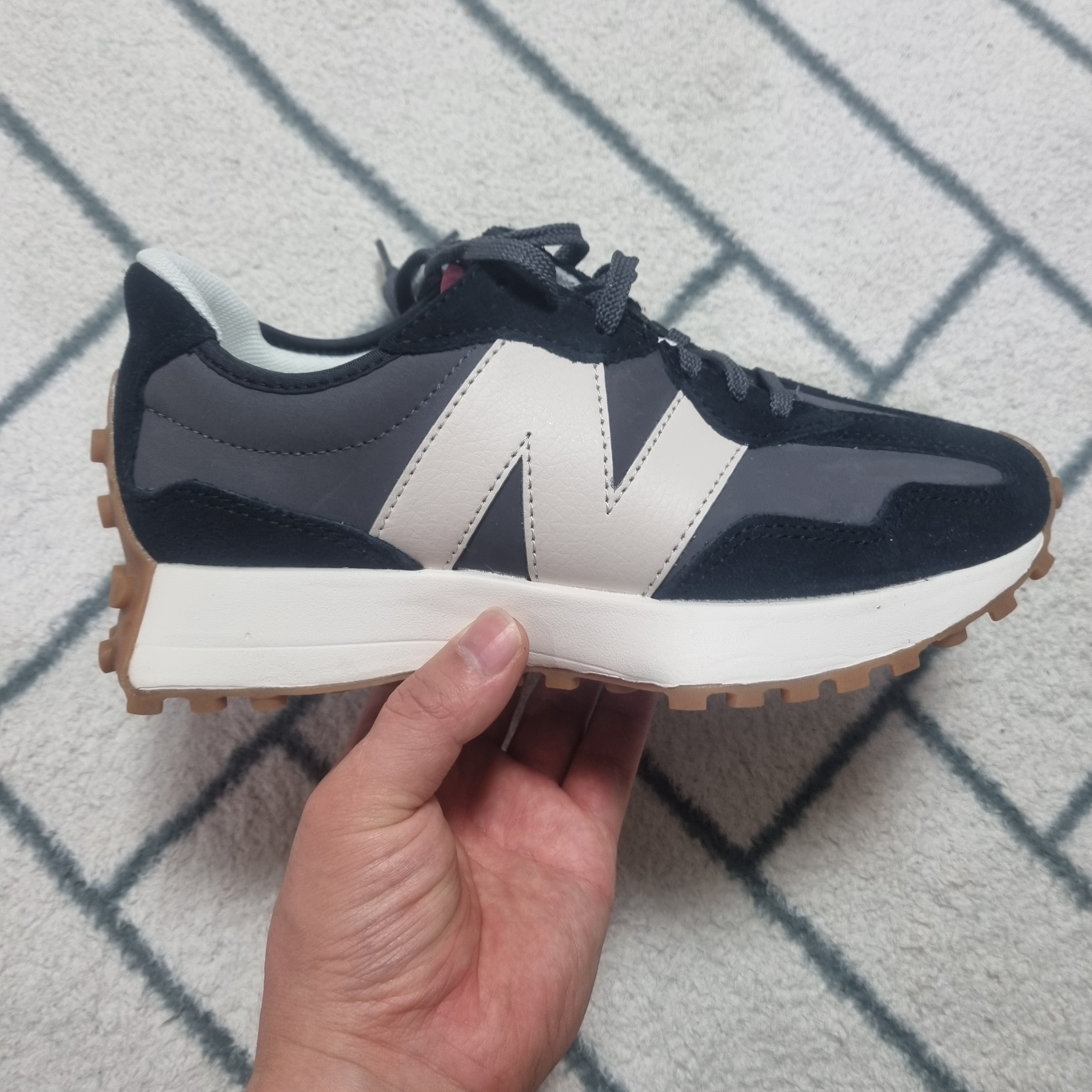 (W) New Balance 327 Black Moonbeam 착용 스타일 - 2