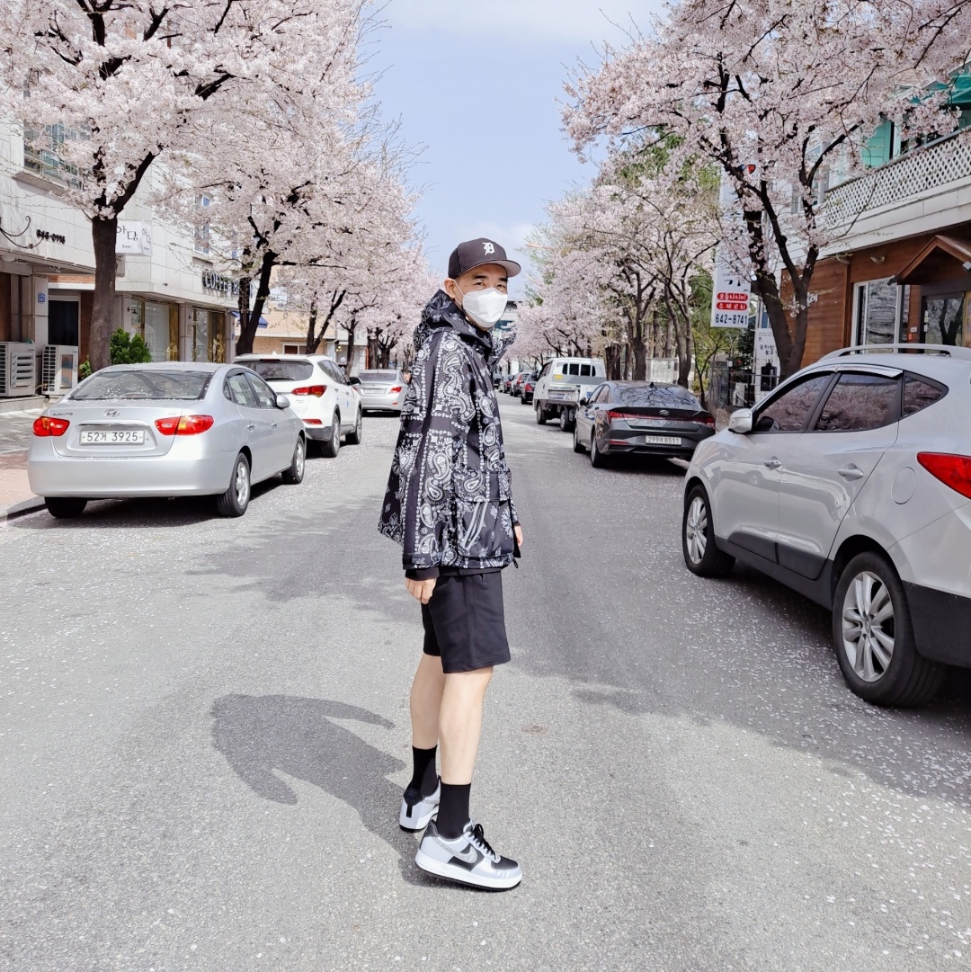 Nike Air Force 1 B Silver Snake 착용 스타일 - 1