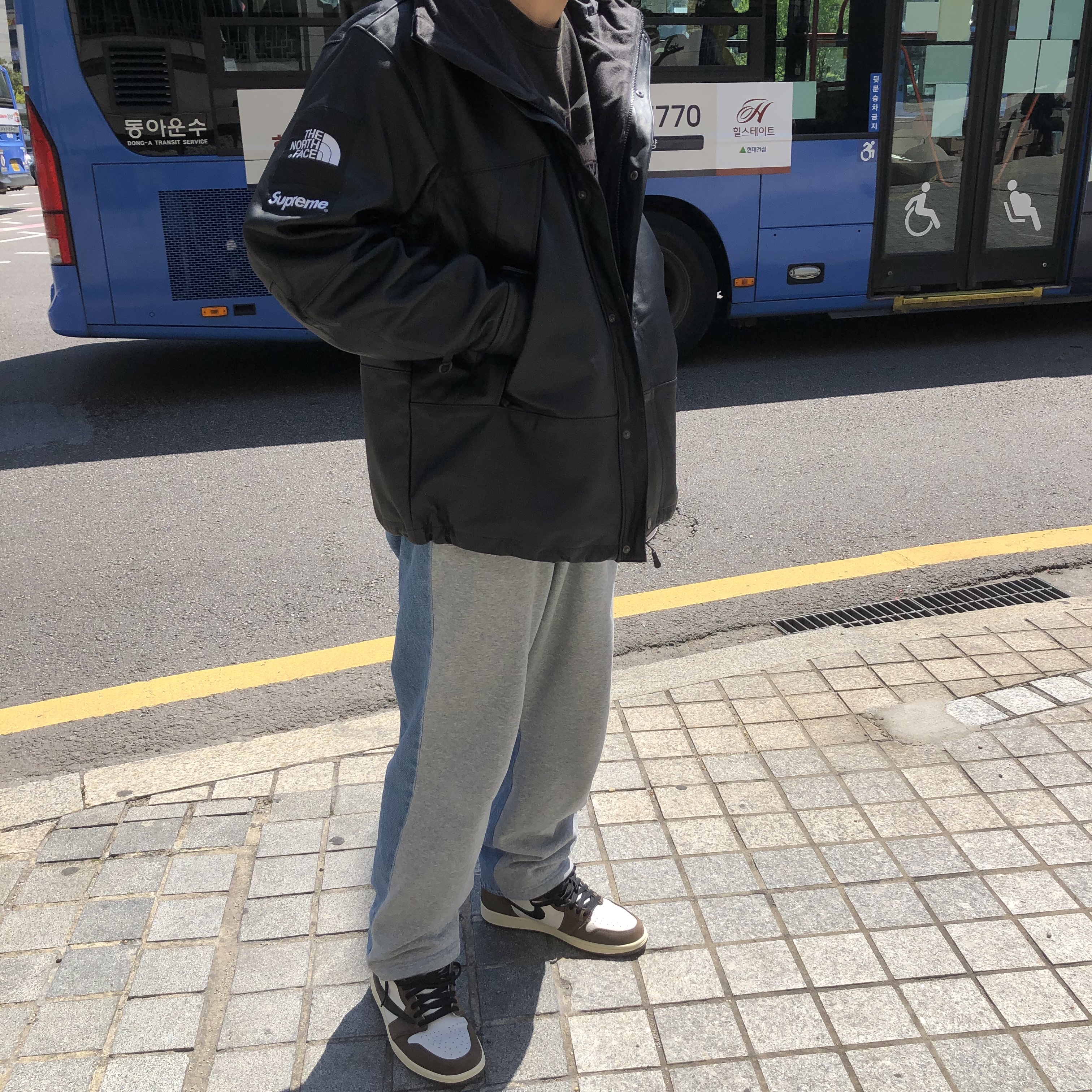 Supreme x The North Face Leather Mountain Parka Black - 18FW, Jordan 1 x Travis Scott Retro High OG SP Mocha 착용 스타일 - 3