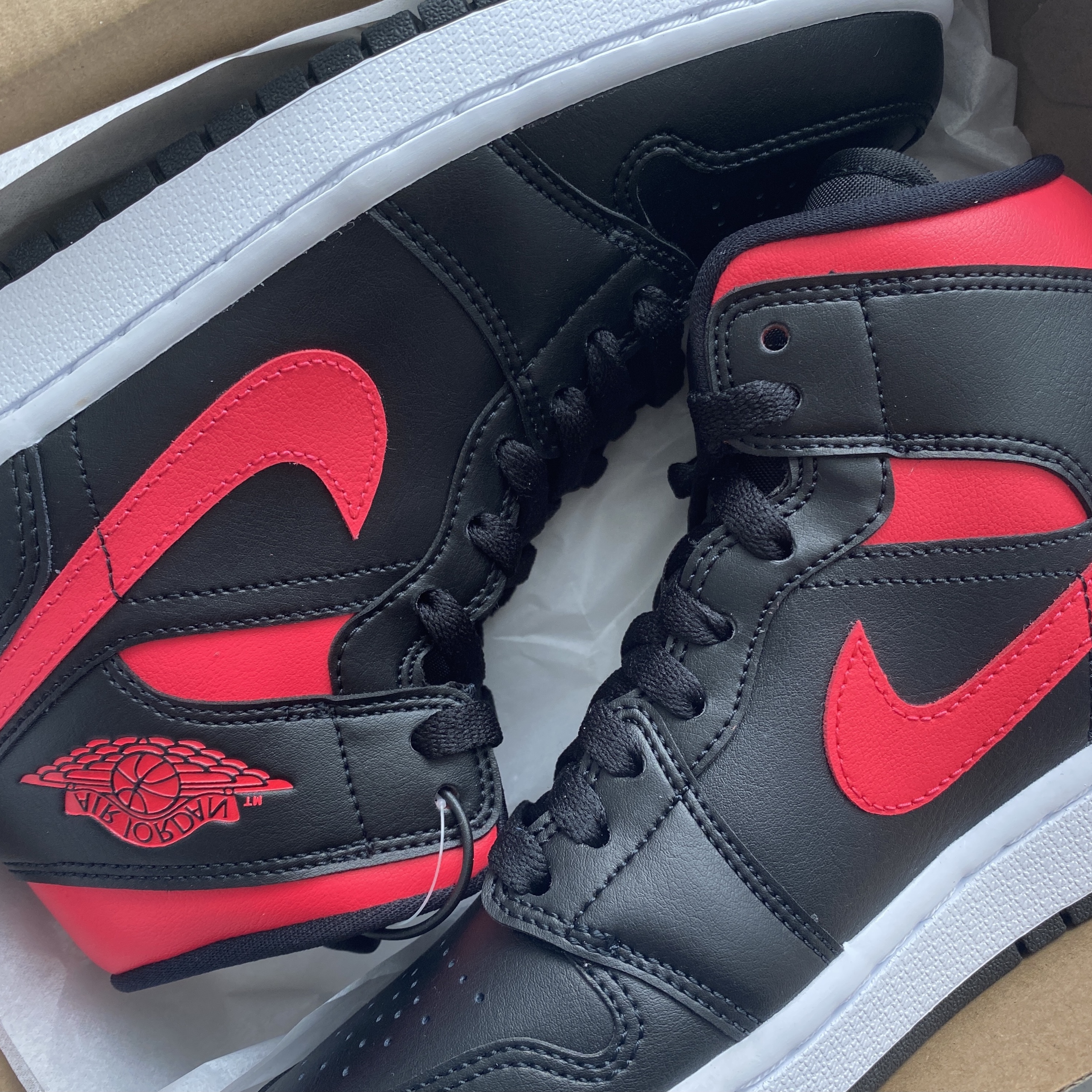 (W) Jordan 1 Mid Siren Red 착용 스타일