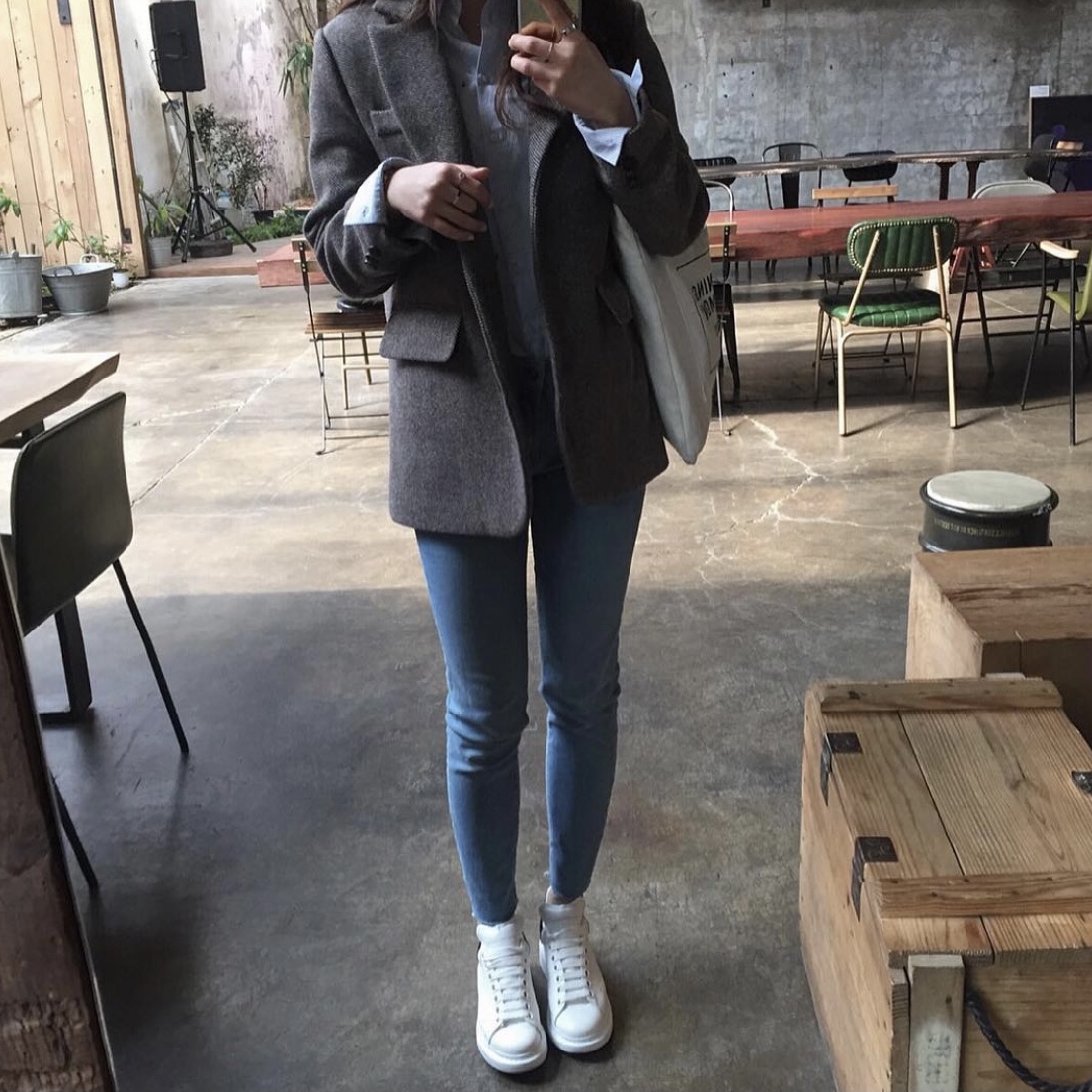 Alexander McQueen Oversized Sneakers White Black 착용 스타일
