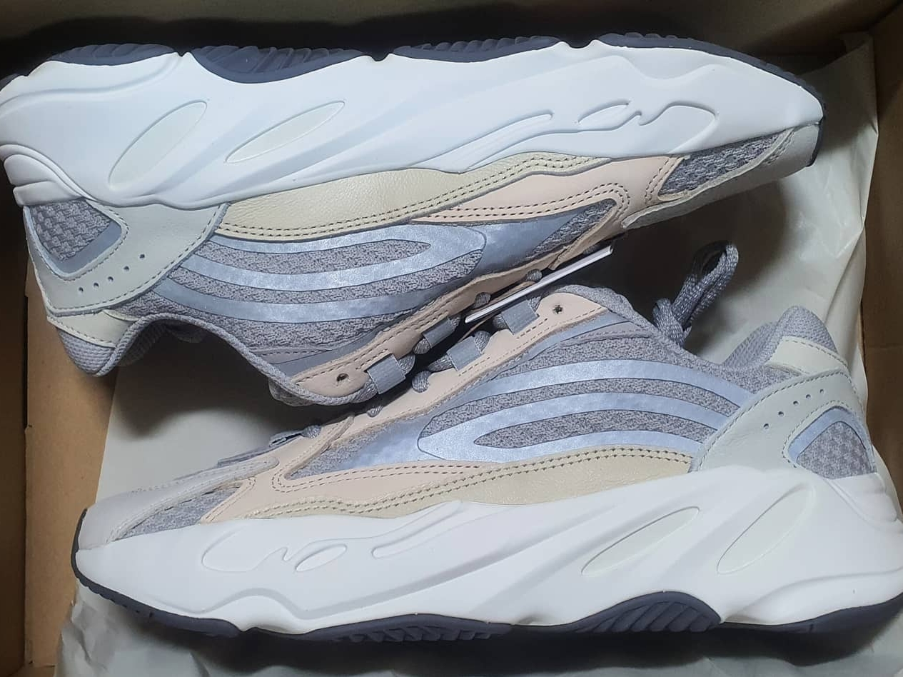 Adidas Yeezy Boost 700 V2 Cream 착용 스타일 - 1