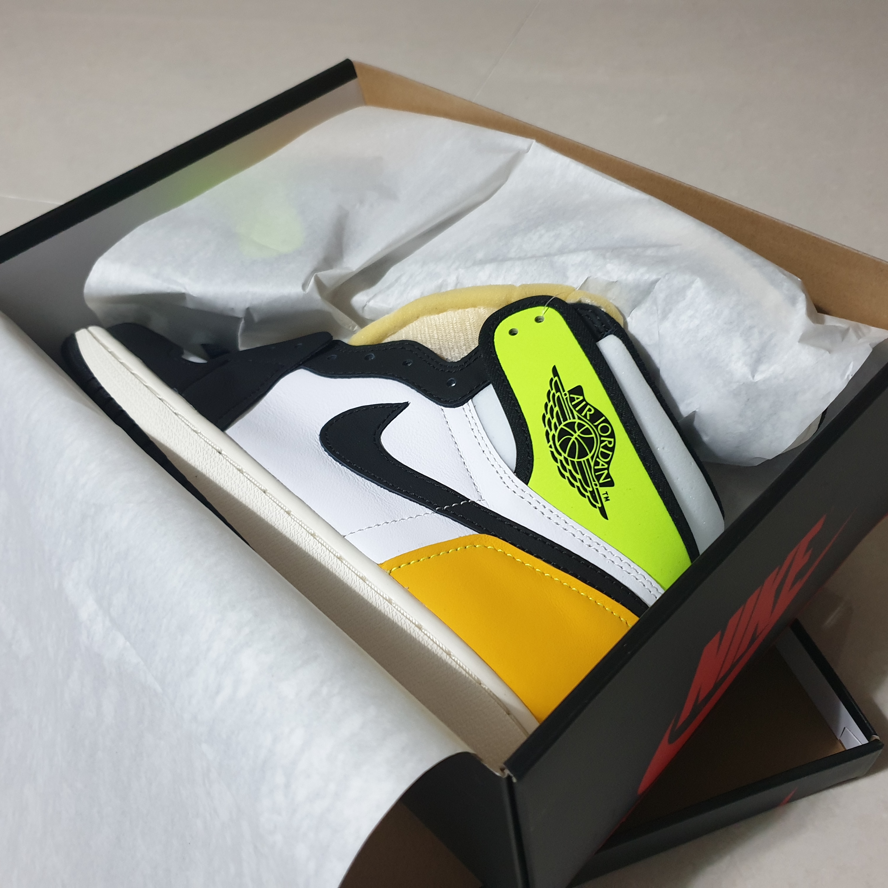 Jordan 1 Retro High OG Volt Gold, Nike Dunk Low Retro Medium Grey 착용 스타일 - 1