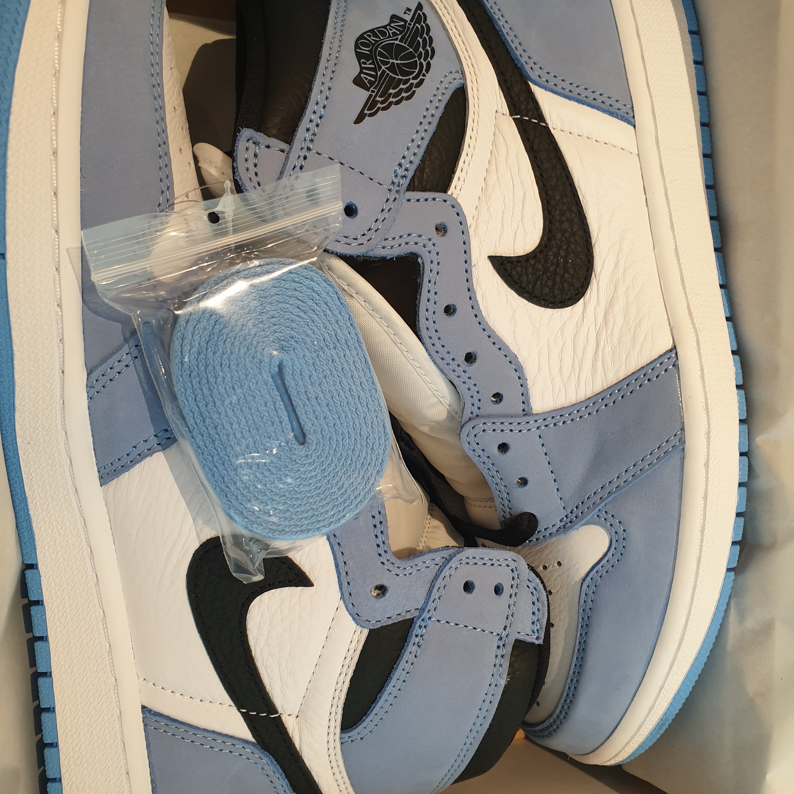 Nike Dunk Low SP City Market, Jordan 1 Retro High OG University Blue 착용 스타일 - 3