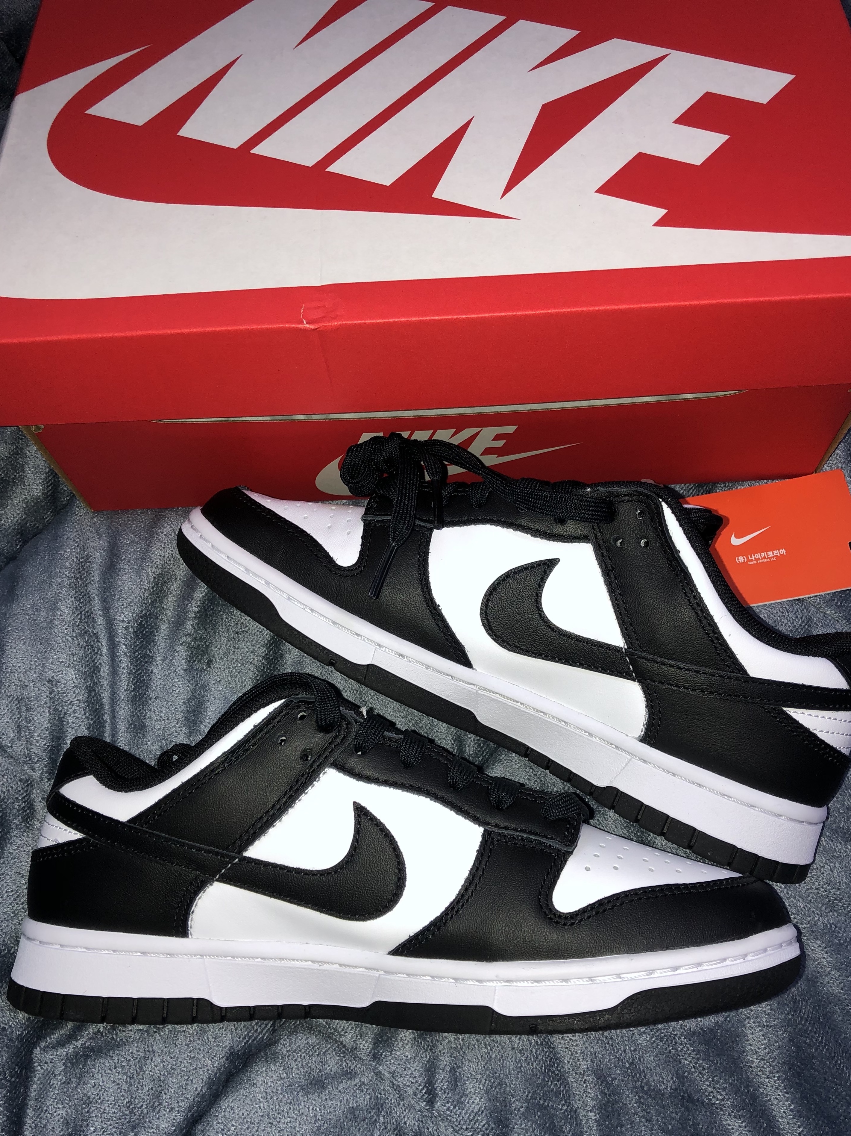 Nike Dunk Low Retro Black, (GS) Jordan 1 Retro High OG Gym Red 착용 스타일 - 1