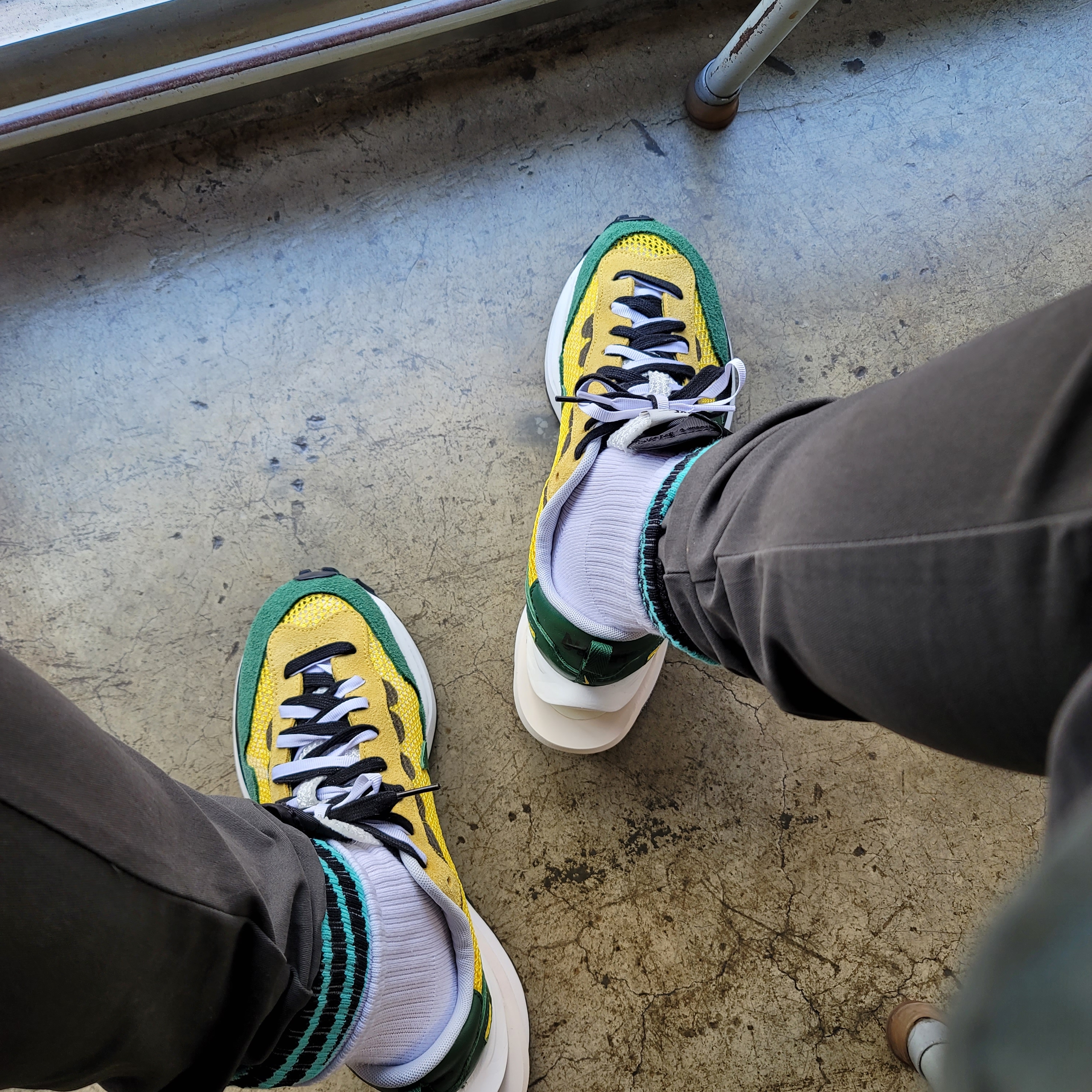 Nike x Sacai VaporWaffle Tour Yellow & Gorge Green Sail 착용 스타일