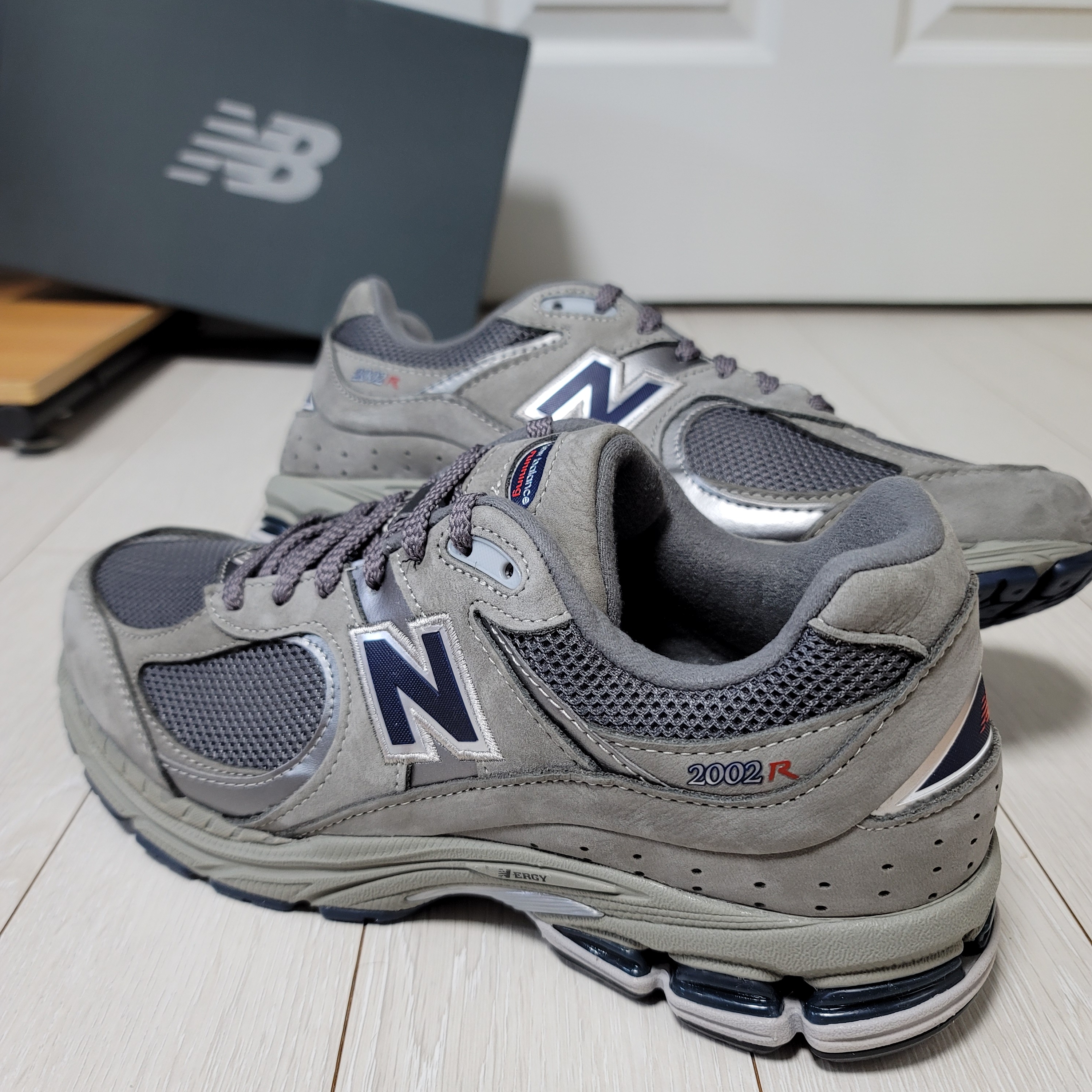 New Balance 2002R Gray 착용 스타일