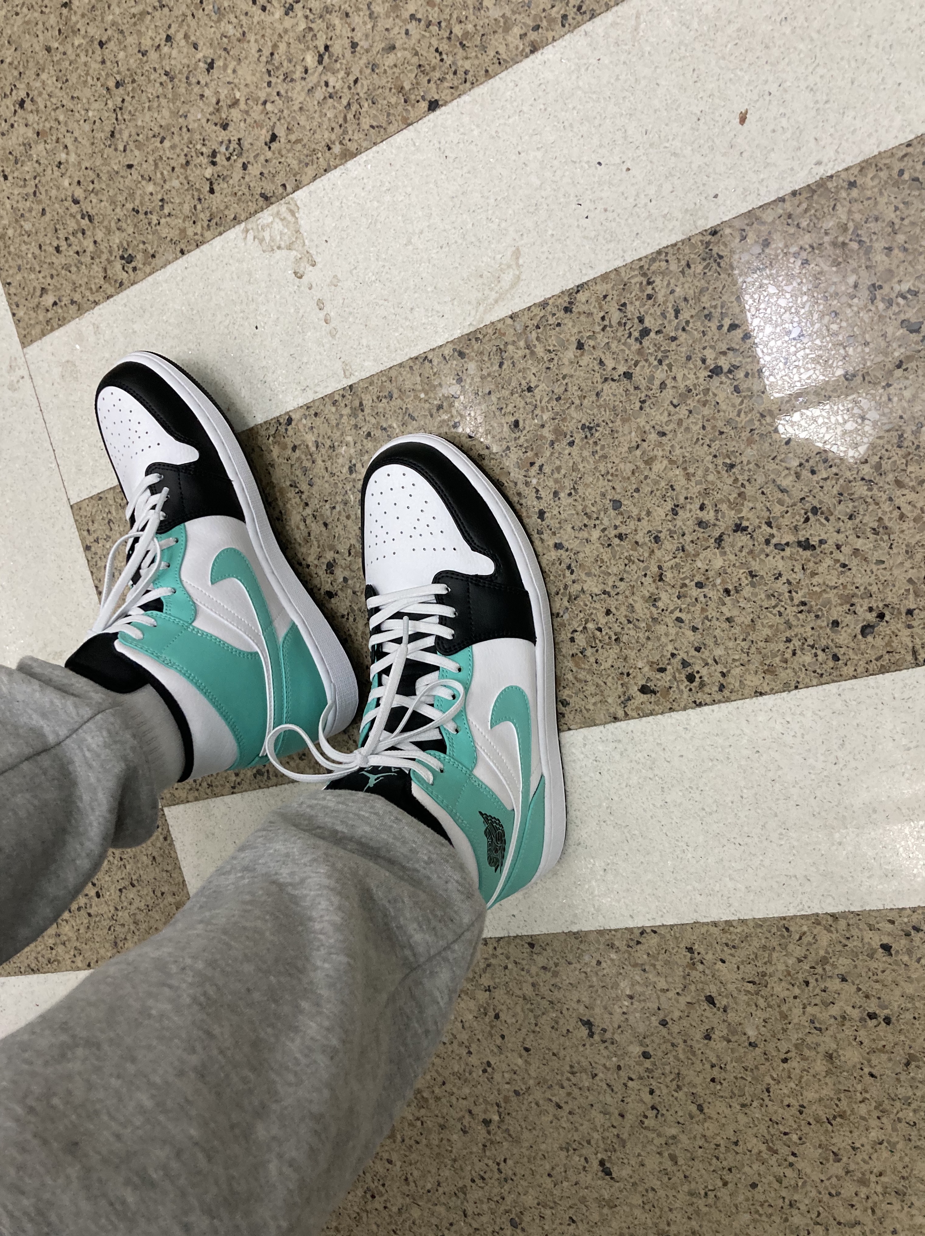 Jordan 1 Mid Tropical Twist 착용 스타일