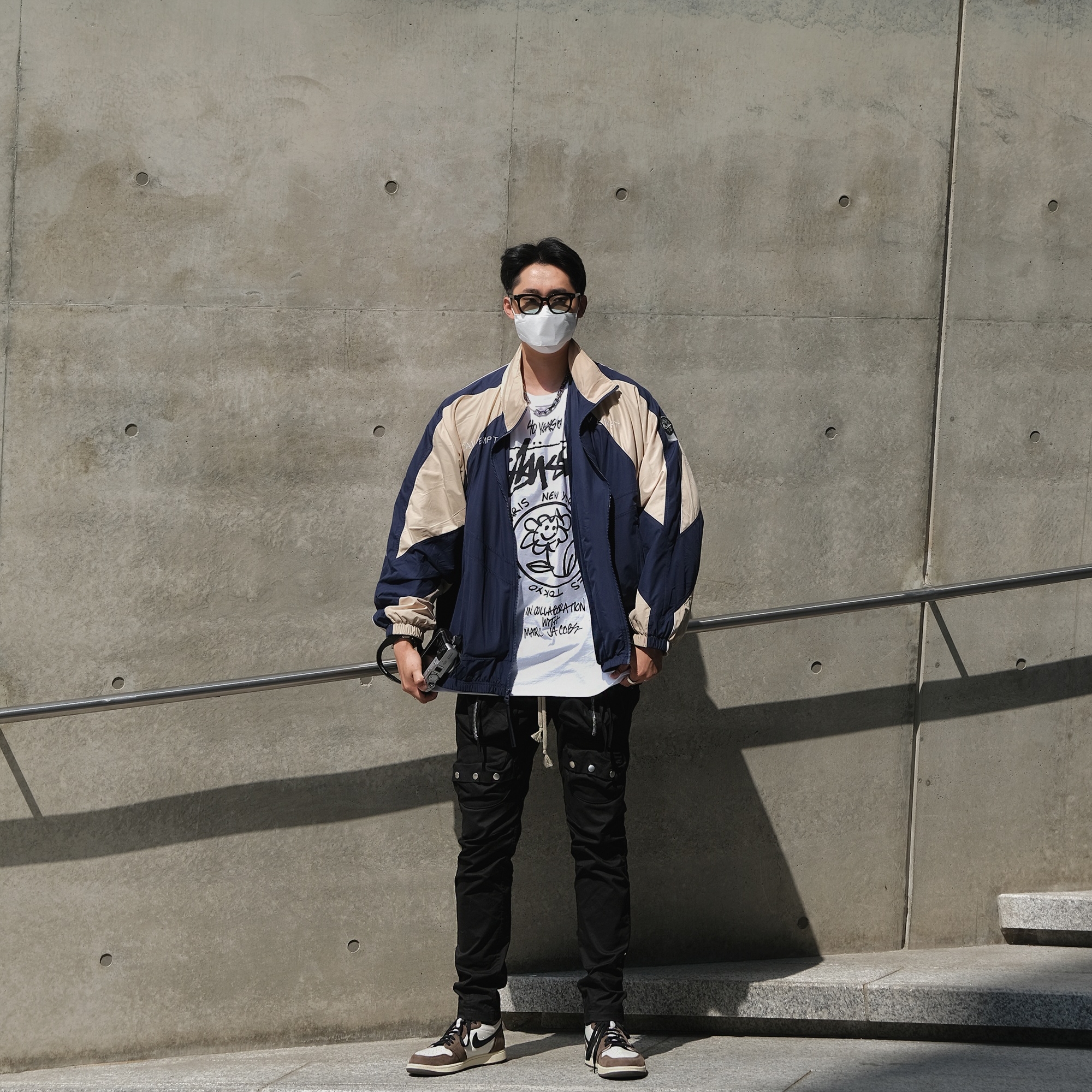 Jordan 1 x Travis Scott Retro High OG SP Mocha, Stussy x Marc Jacobs 40 WT T-Shirt 착용 스타일