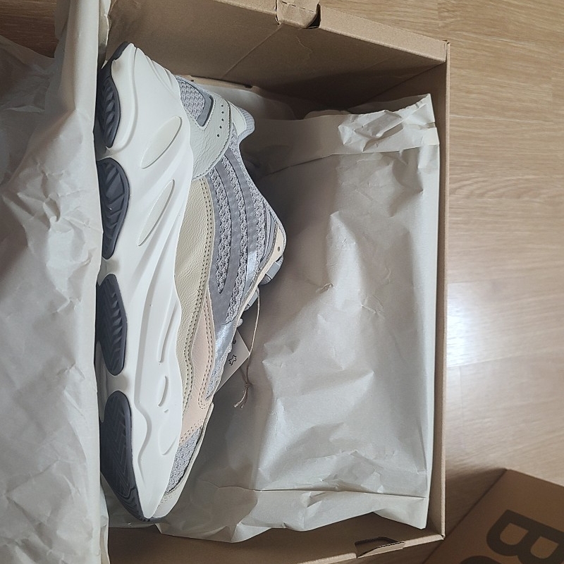 Adidas Yeezy Boost 700 V2 Cream 착용 스타일 - 1
