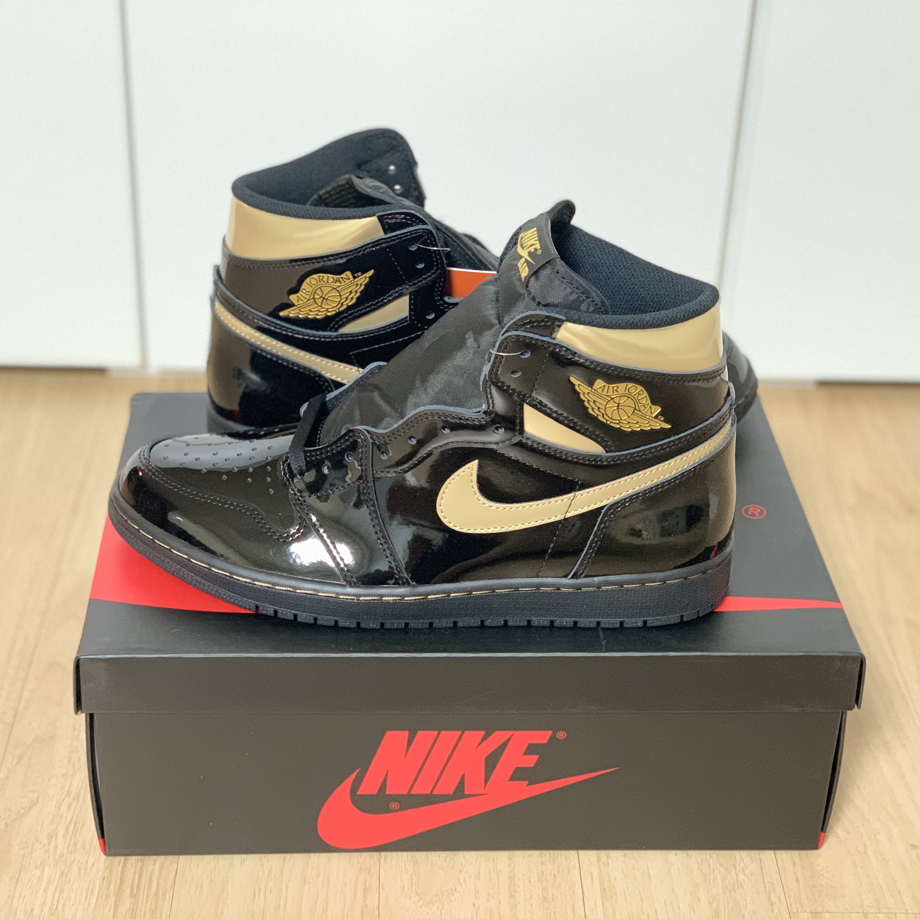 Jordan 1 Retro High OG Metallic Gold 착용 스타일 - 3