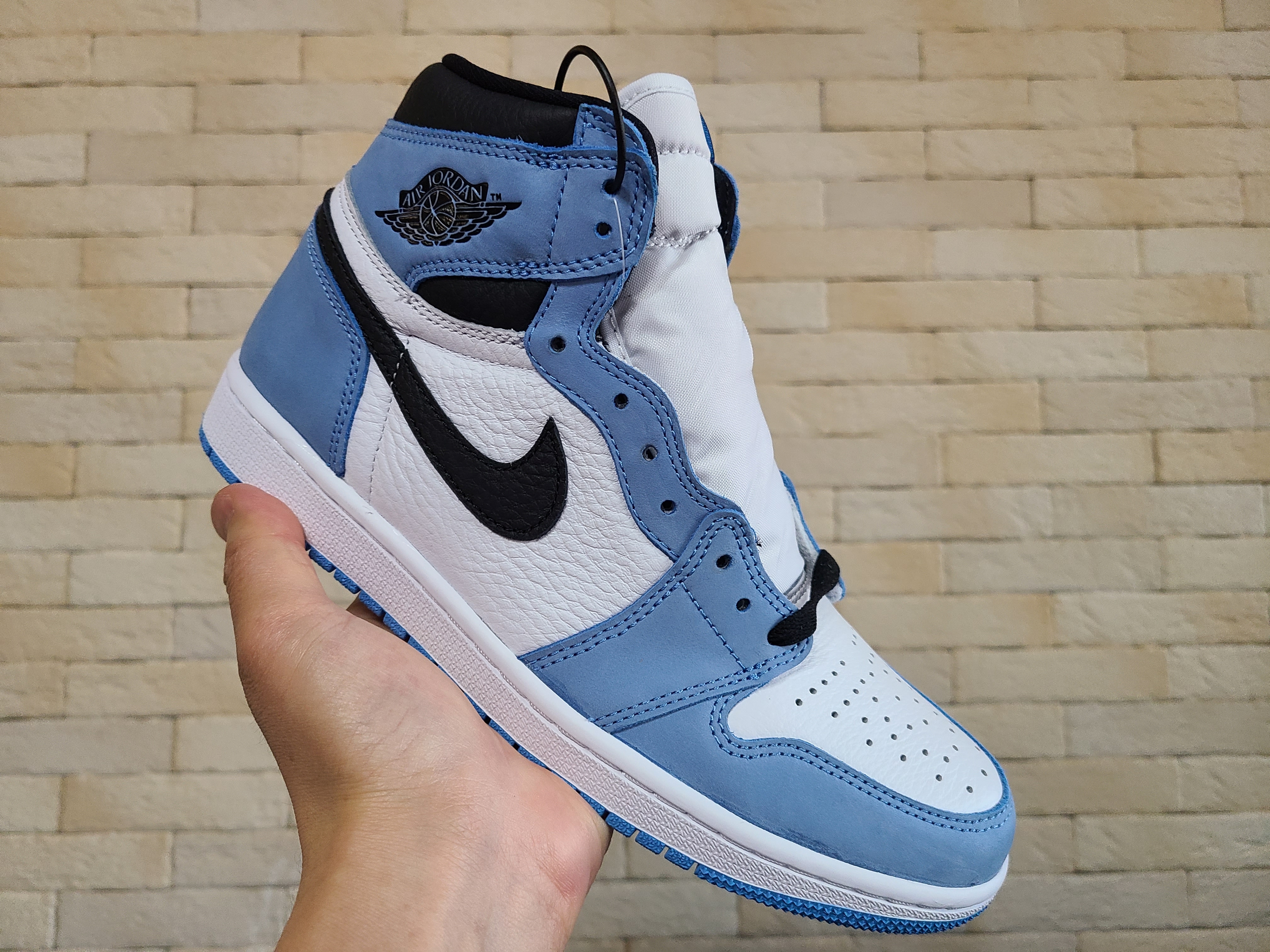 Jordan 1 Retro High OG University Blue 착용 스타일 - 4