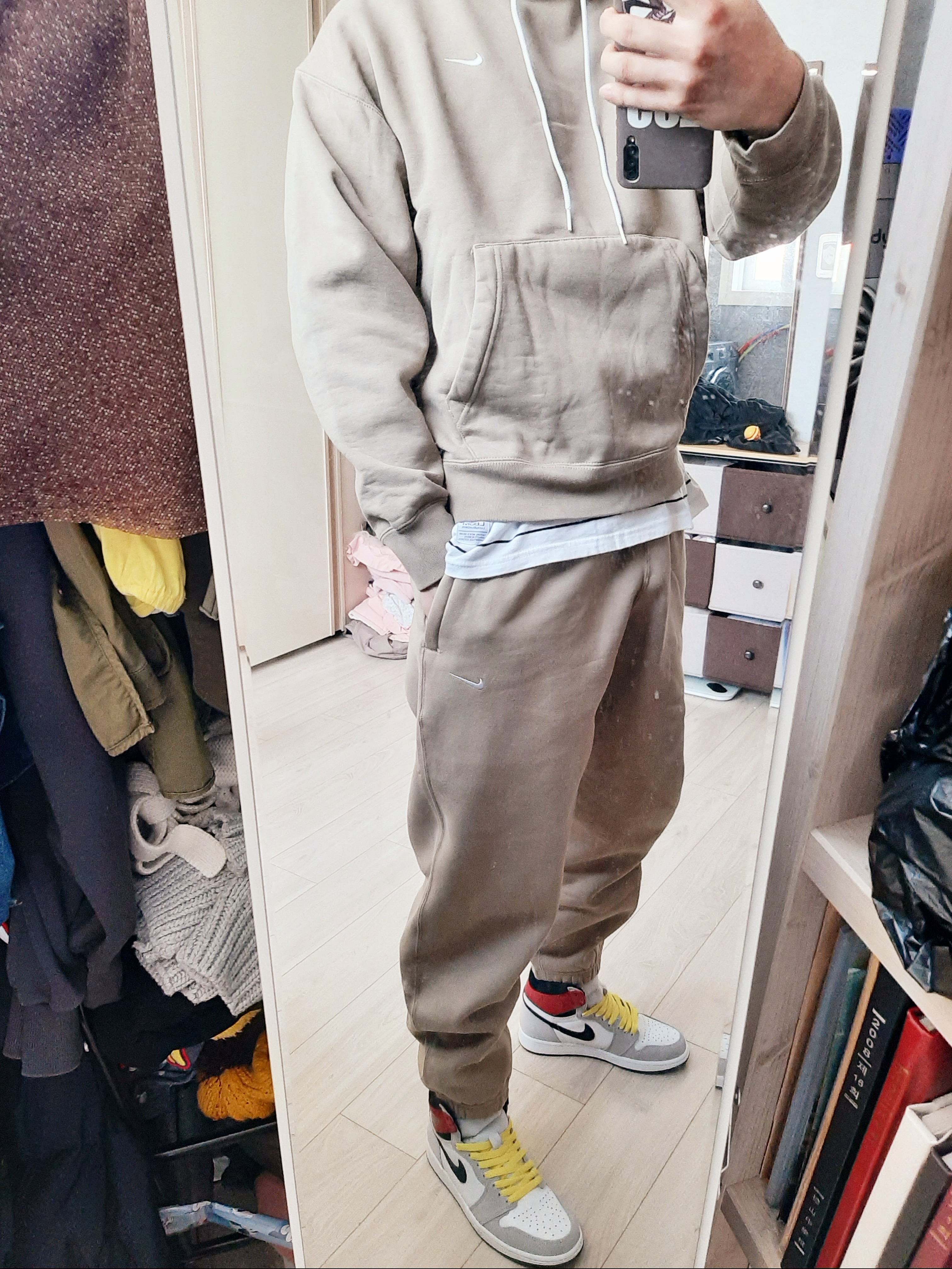 Jordan 1 Retro High OG Light Smoke Grey, Nike NRG Solo Swoosh Fleece Hoodie Khaki - Asia 착용 스타일