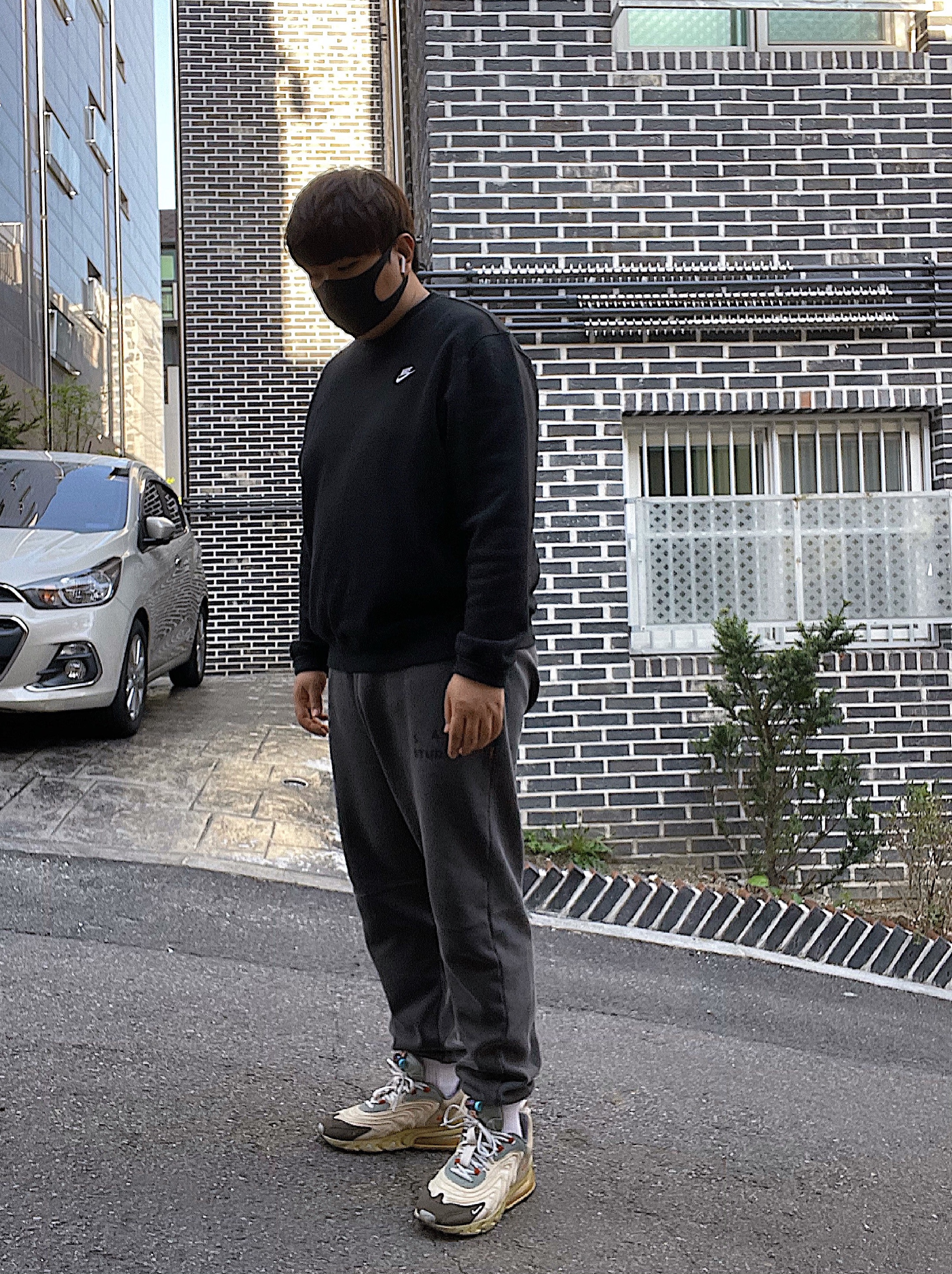 Nike x Travis Scott Air Max 270 React Cactus Trails, IAB Studio Blocked Pigment Sweatpants Black 착용 스타일