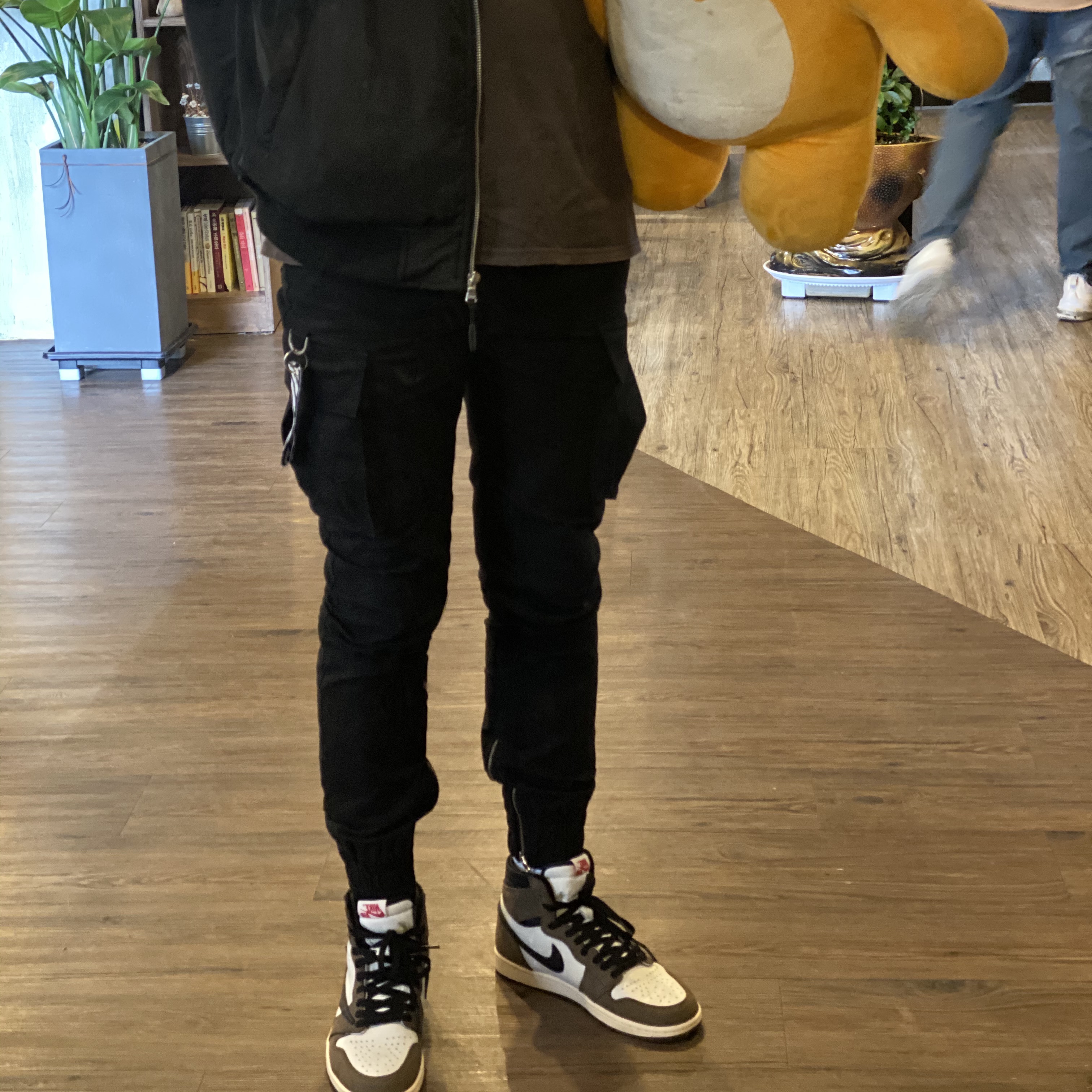 Jordan 1 x Travis Scott Retro High OG SP Mocha 착용 스타일 - 2