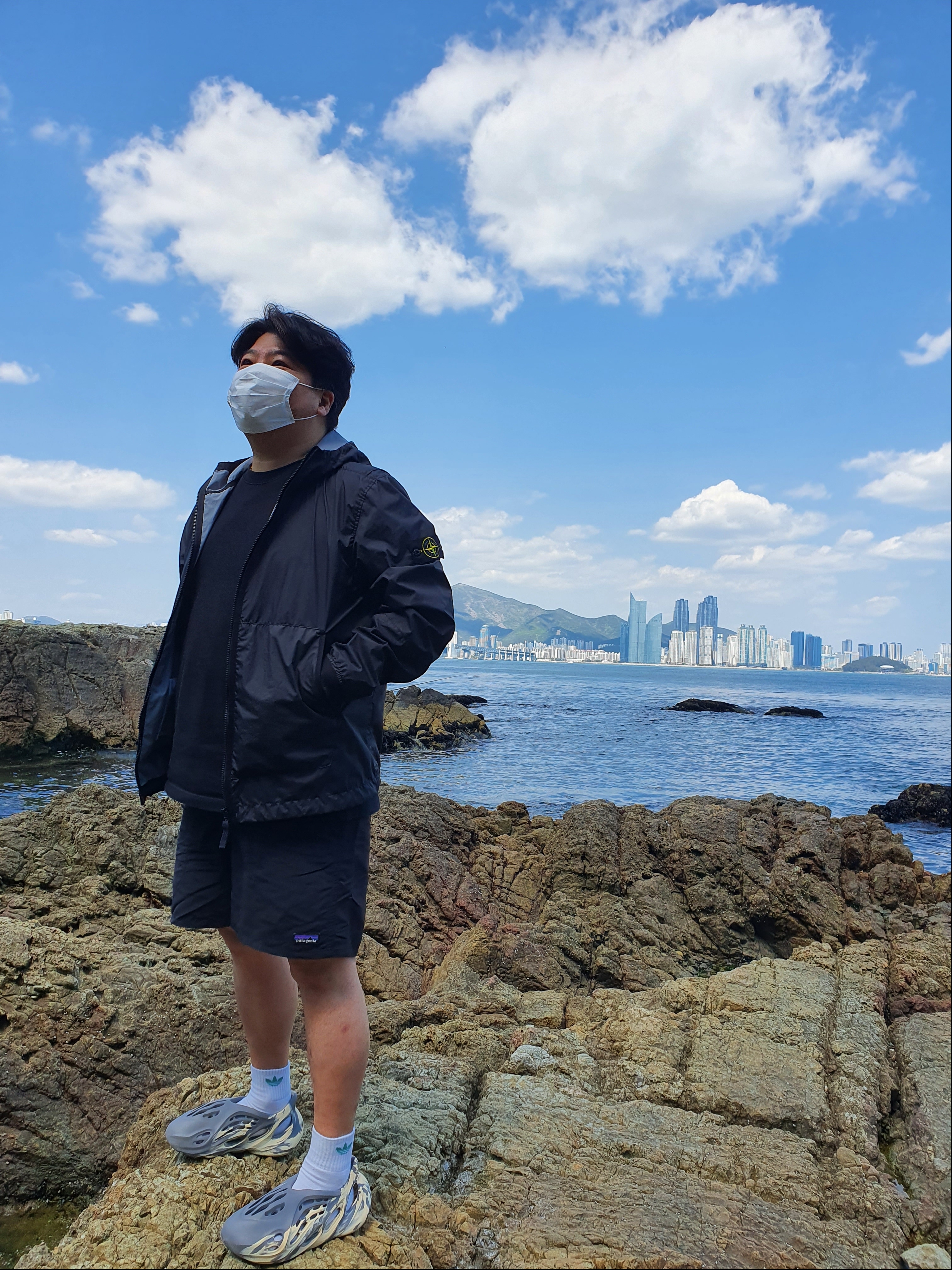 Adidas Yeezy Foam RNNR MXT Moon Gray 착용 스타일