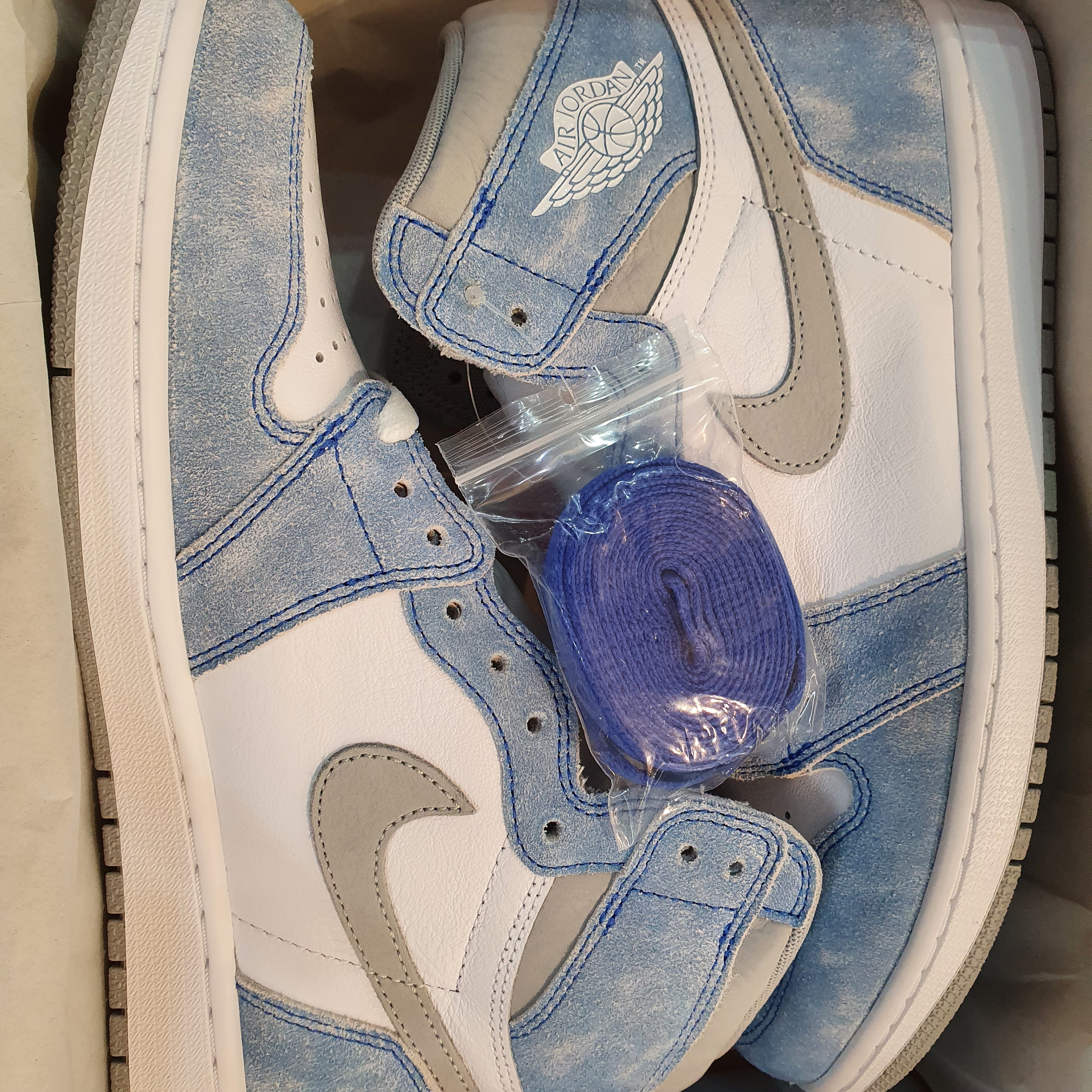 Jordan 1 Retro High OG Hyper Royal 착용 스타일