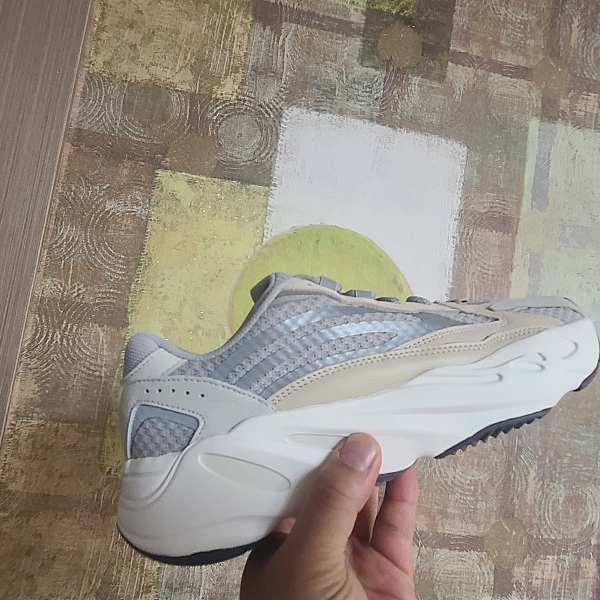 Adidas Yeezy Boost 700 V2 Cream 착용 스타일 - 2