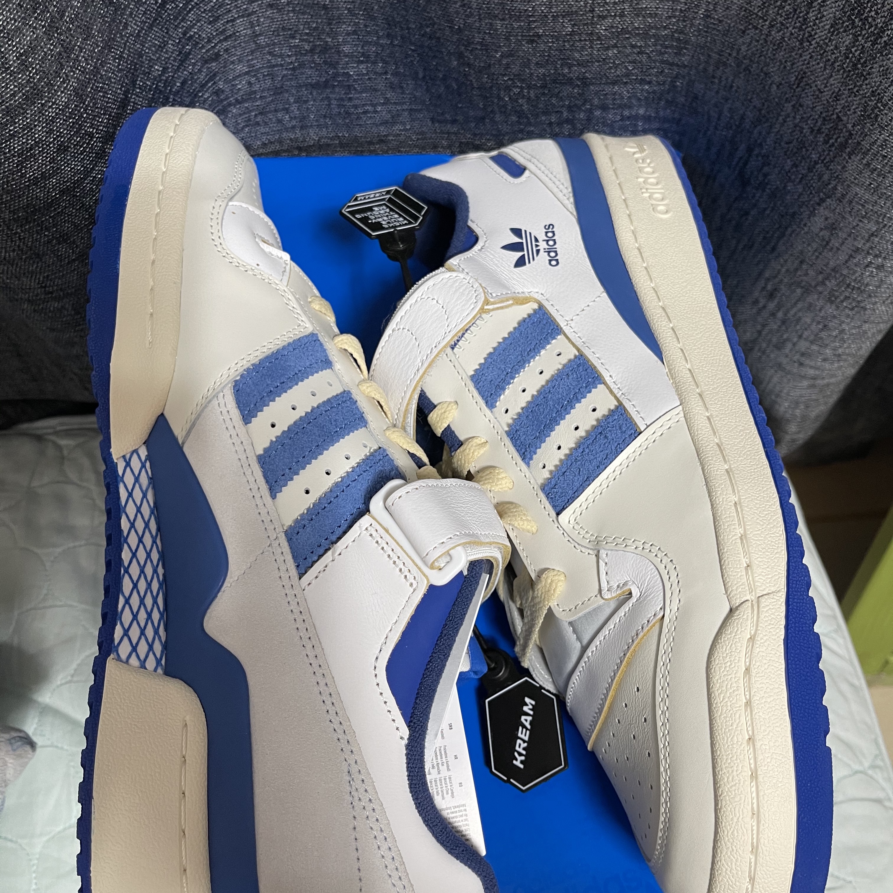 Adidas OG Forum 84 Low Blue Thread 착용 스타일 - 1