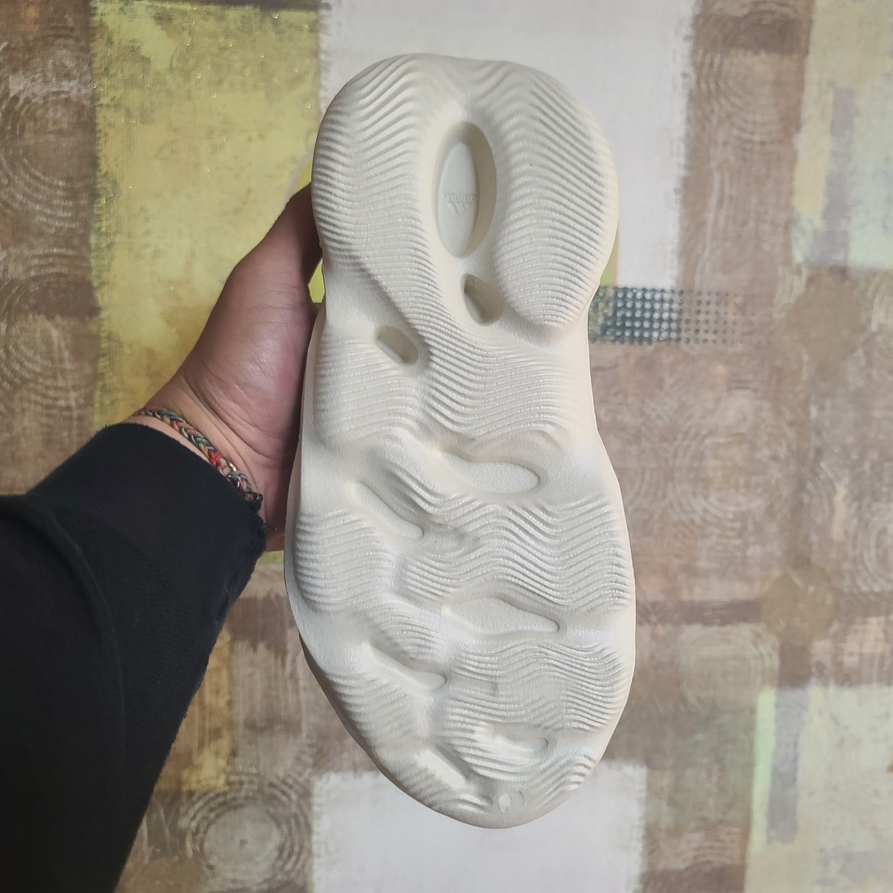 Adidas Yeezy Foam RNNR Sand 착용 스타일 - 5