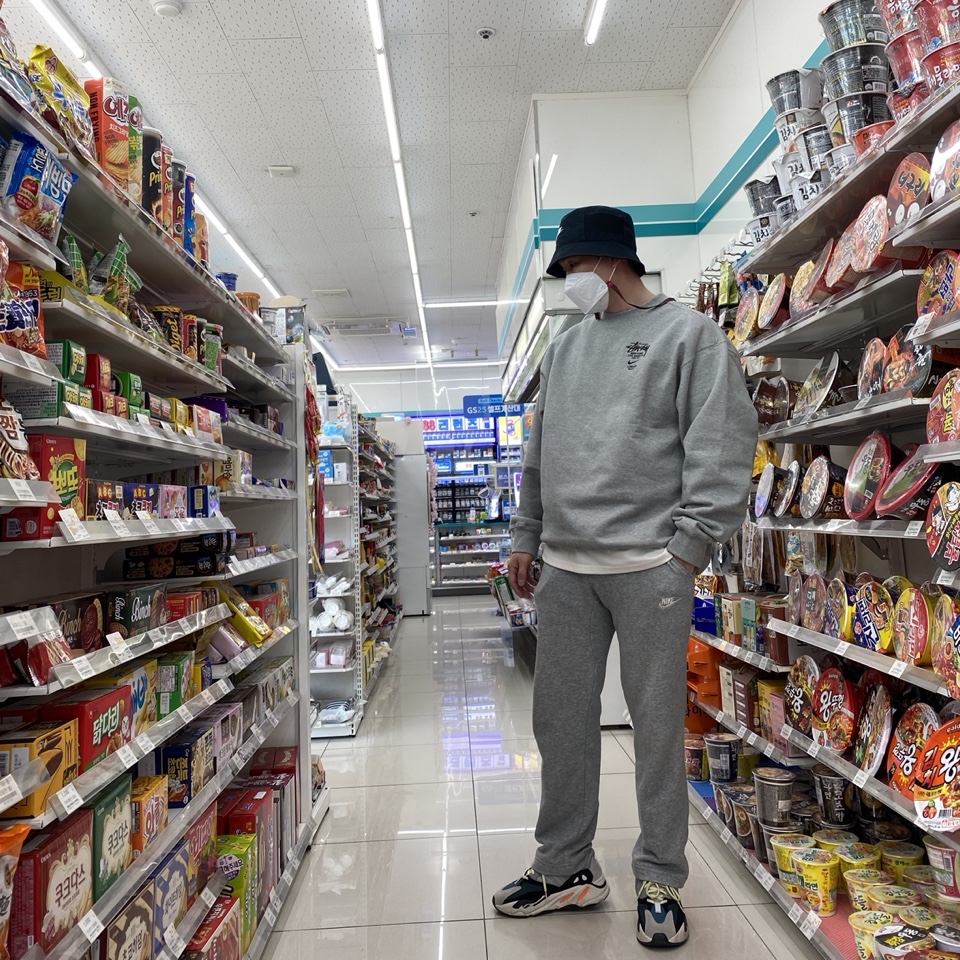 Adidas Yeezy Boost 700 Wave Runner Solid Grey 2017/2019, Nike x Stussy NRG ZR Fleece Crewneck Heather Grey - US/EU 착용 스타일
