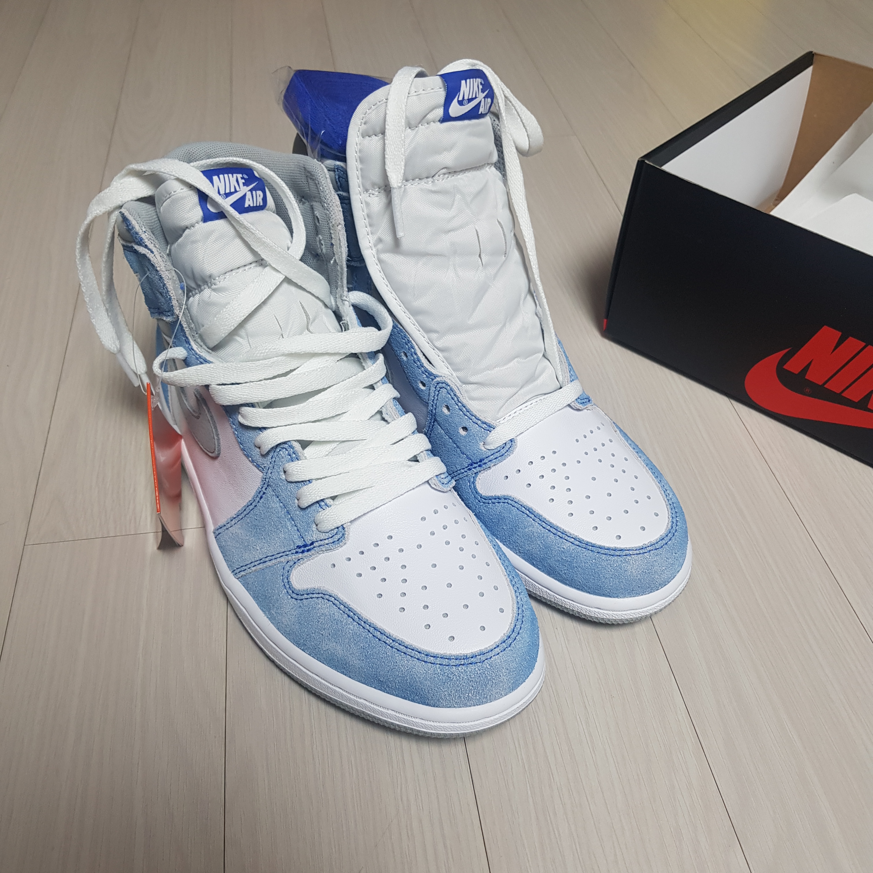 Jordan 1 Retro High OG Hyper Royal 착용 스타일