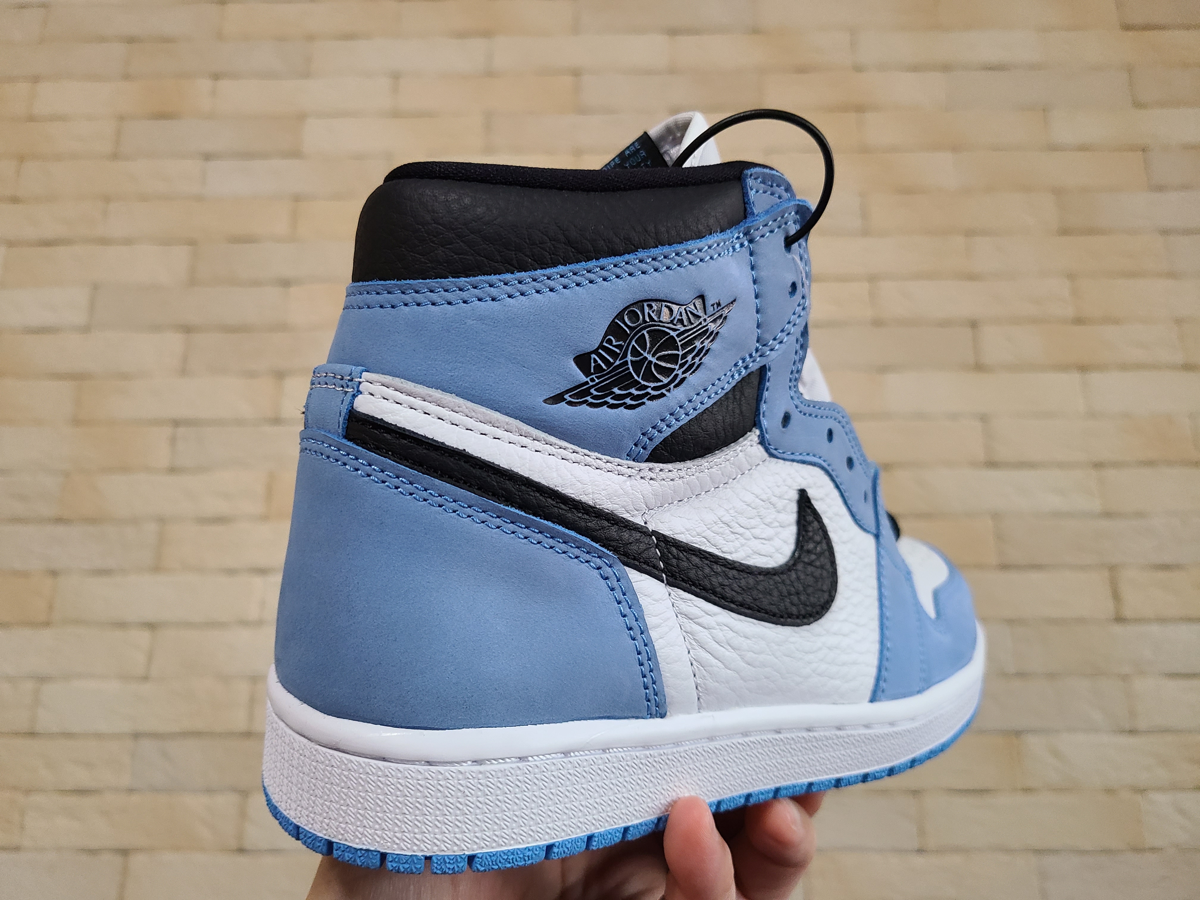 Jordan 1 Retro High OG University Blue 착용 스타일 - 5