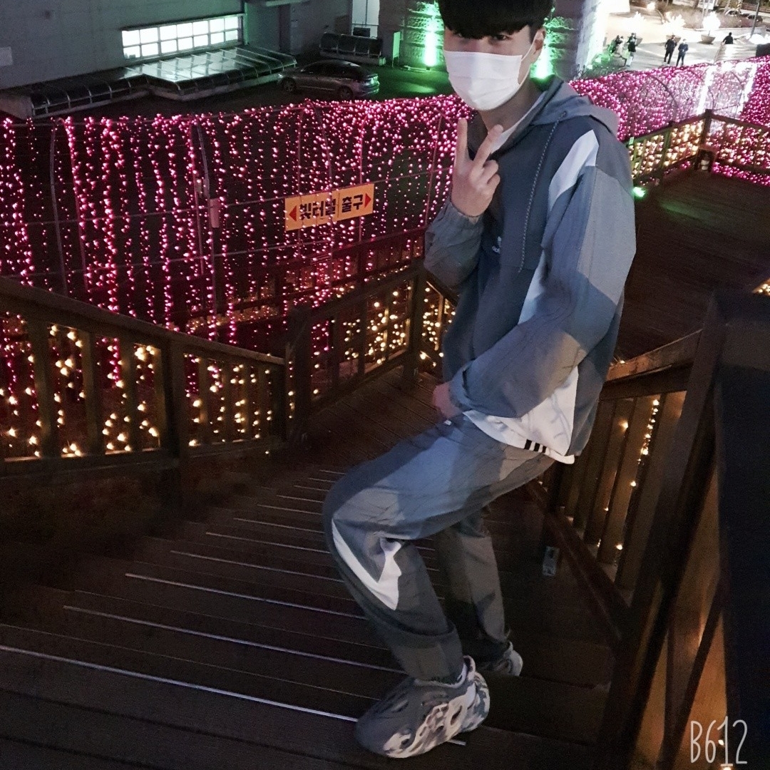Adidas Yeezy Foam RNNR MXT Moon Gray 착용 스타일
