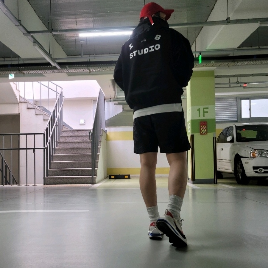 Nike x Sacai VaporWaffle Royal Fuchsia, IAB Studio Woven Hoodie Black 착용 스타일