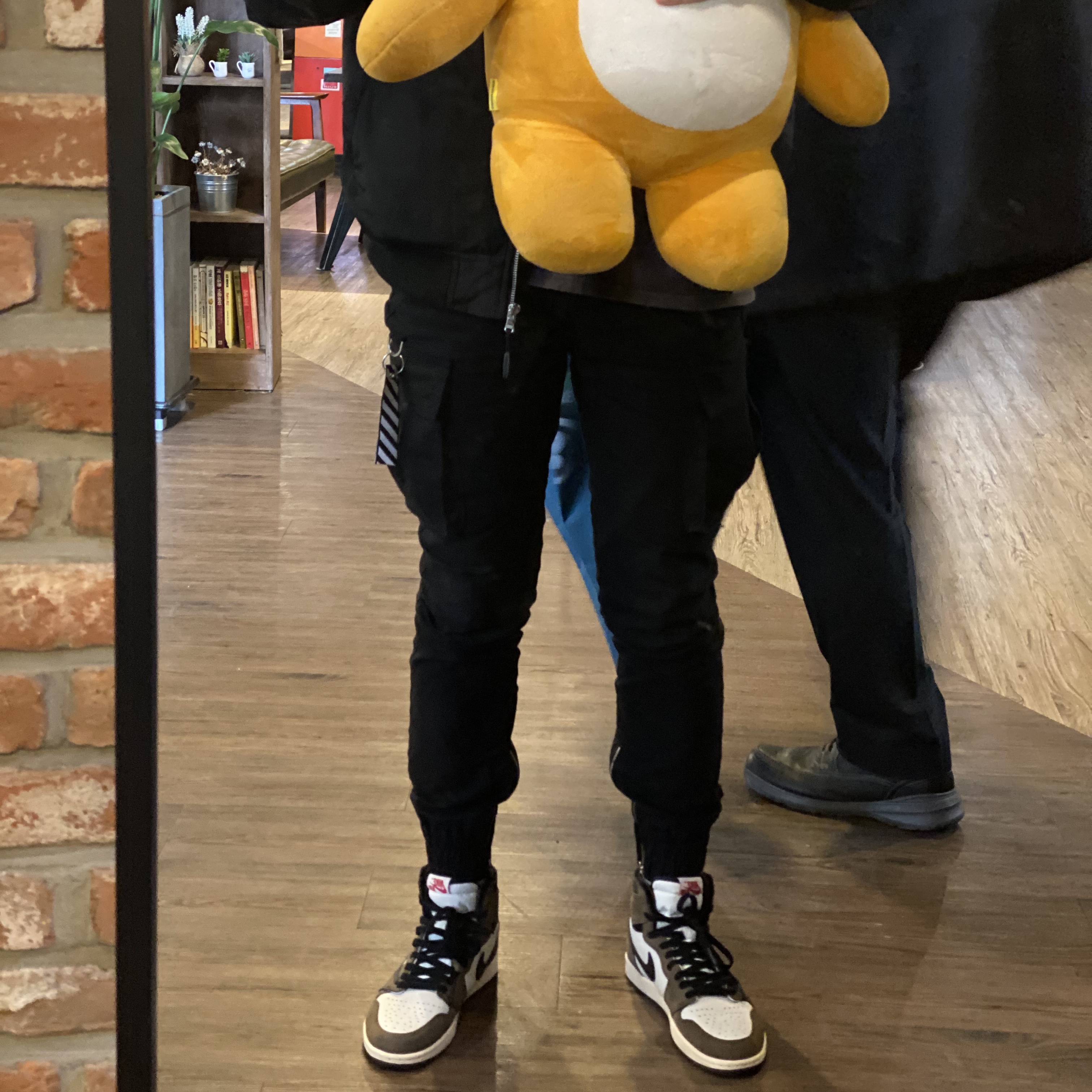 Jordan 1 x Travis Scott Retro High OG SP Mocha 착용 스타일 - 3