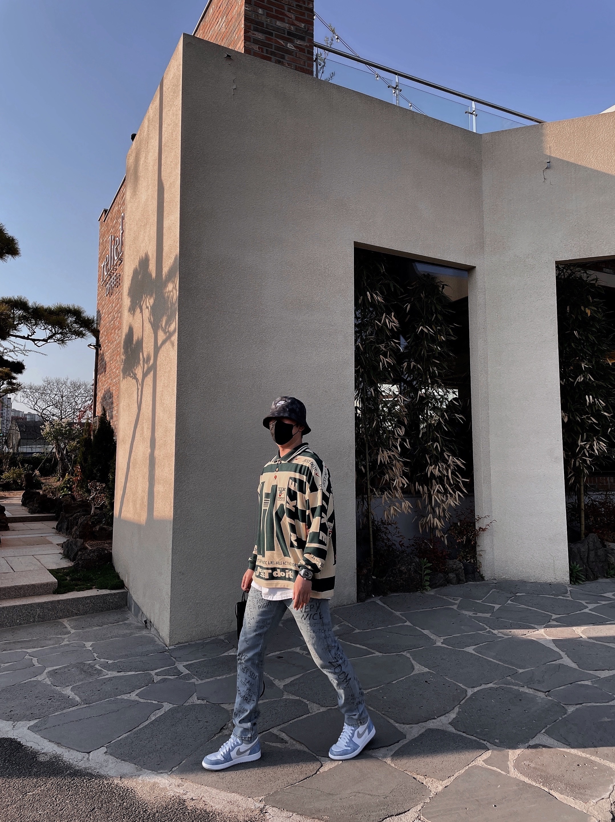 Jordan 1 Retro High OG Hyper Royal, Nike x Cactus Plant Flea Market Long Sleeve Polo Natural - Asia 착용 스타일