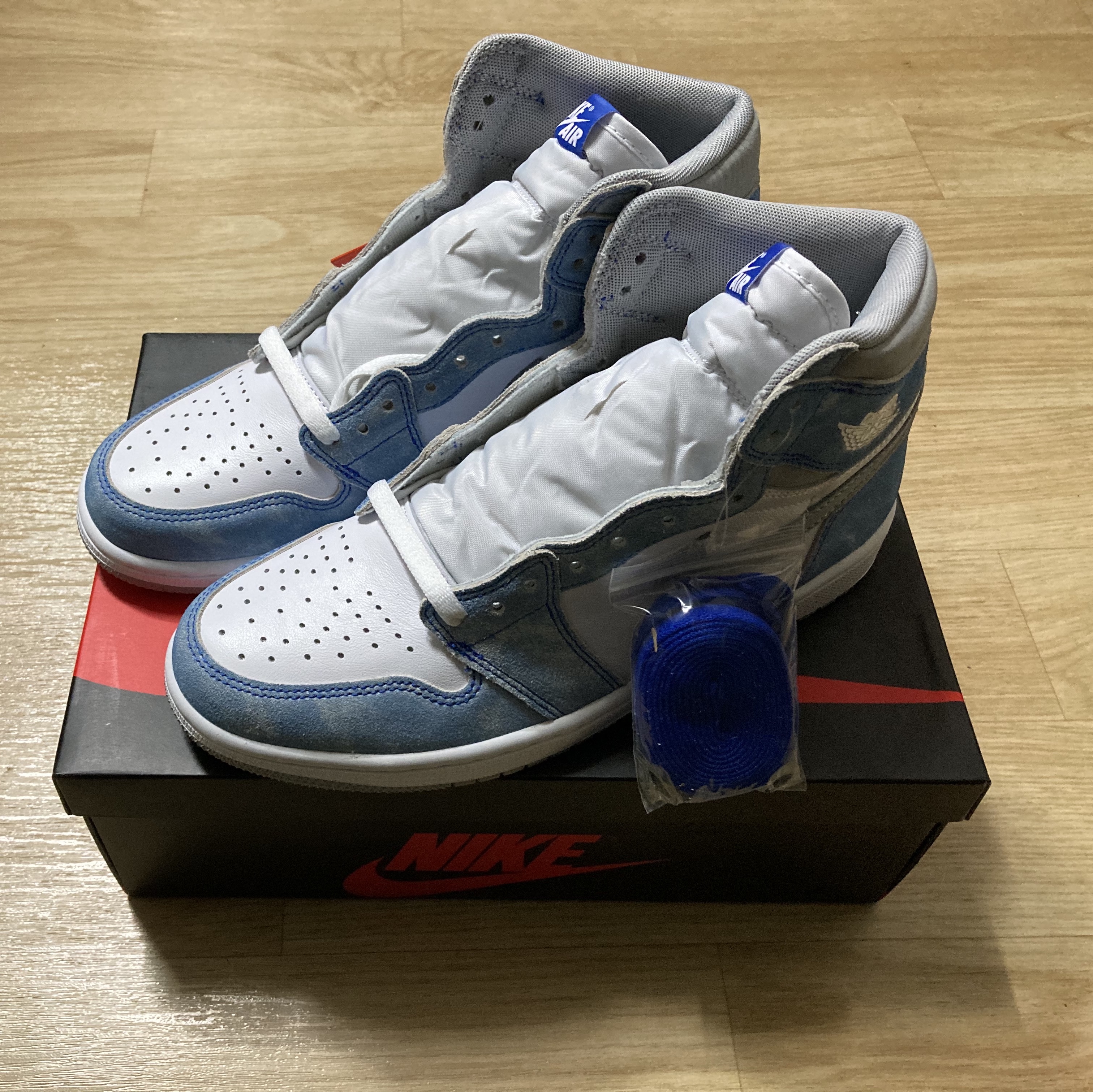 Jordan 1 Retro High OG Hyper Royal 착용 스타일 - 1