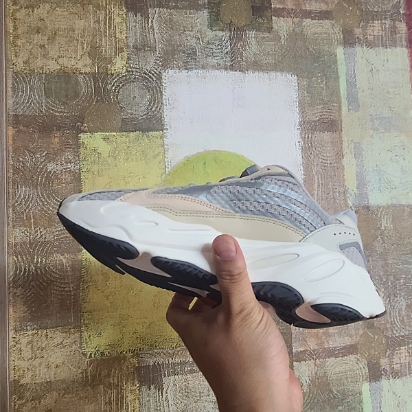 Adidas Yeezy Boost 700 V2 Cream 착용 스타일 - 3