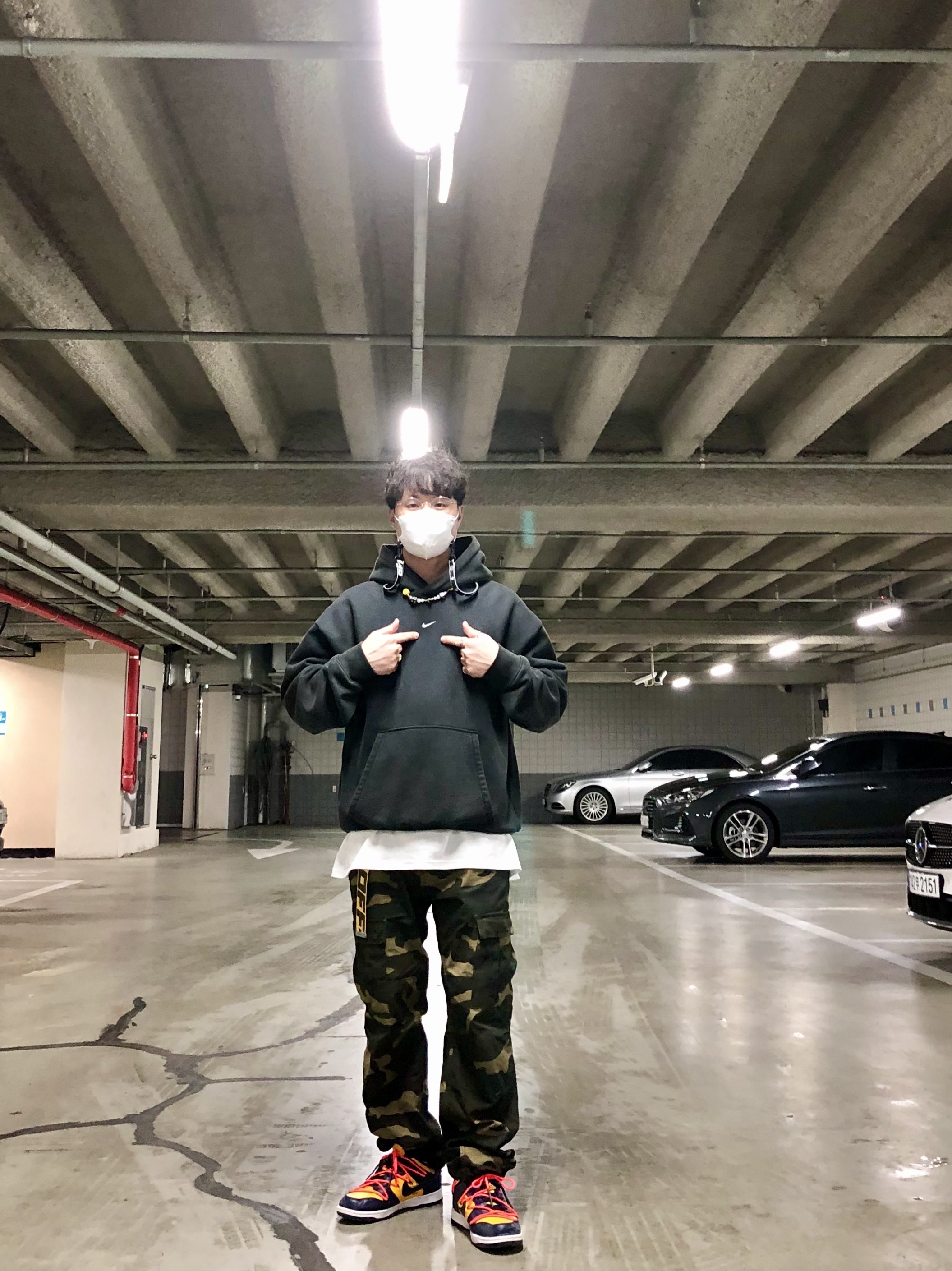 Nike x Off-White Dunk Low University Gold Midnight Navy, Nike x Off-White Air Max 90 The Ten 착용 스타일 - 1