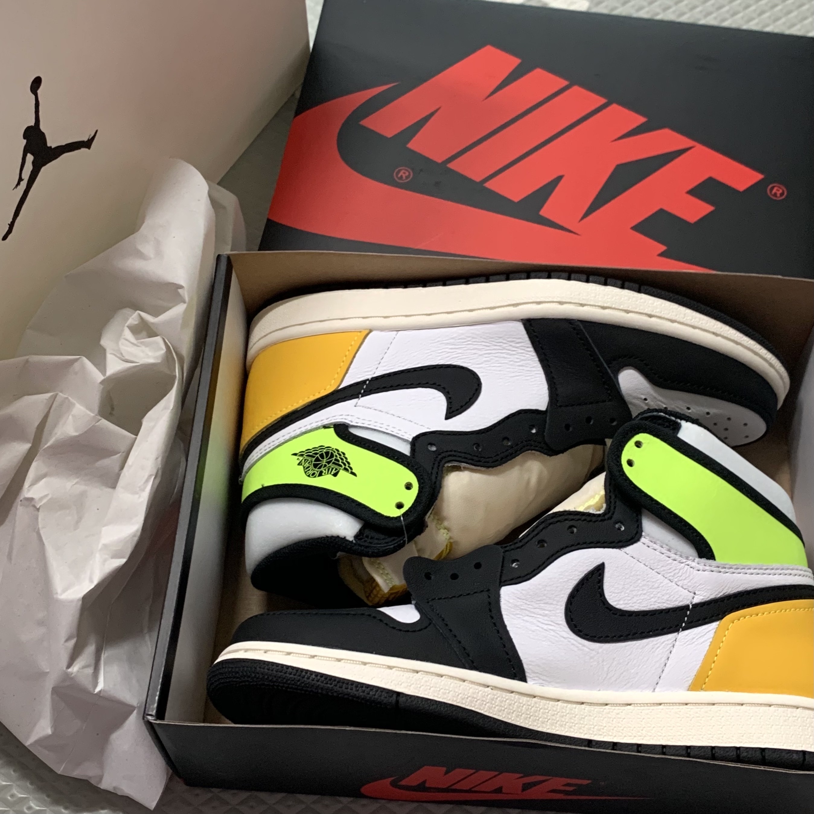 Jordan 1 Retro High OG Volt Gold 착용 스타일