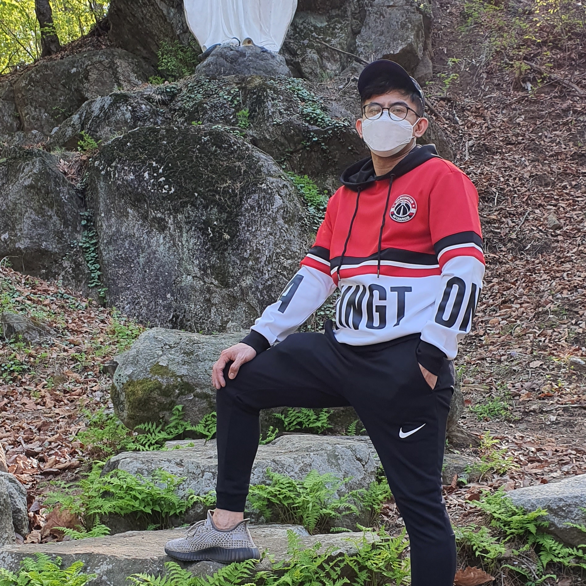 Adidas Yeezy Boost 350 V2 Ash Stone 착용 스타일