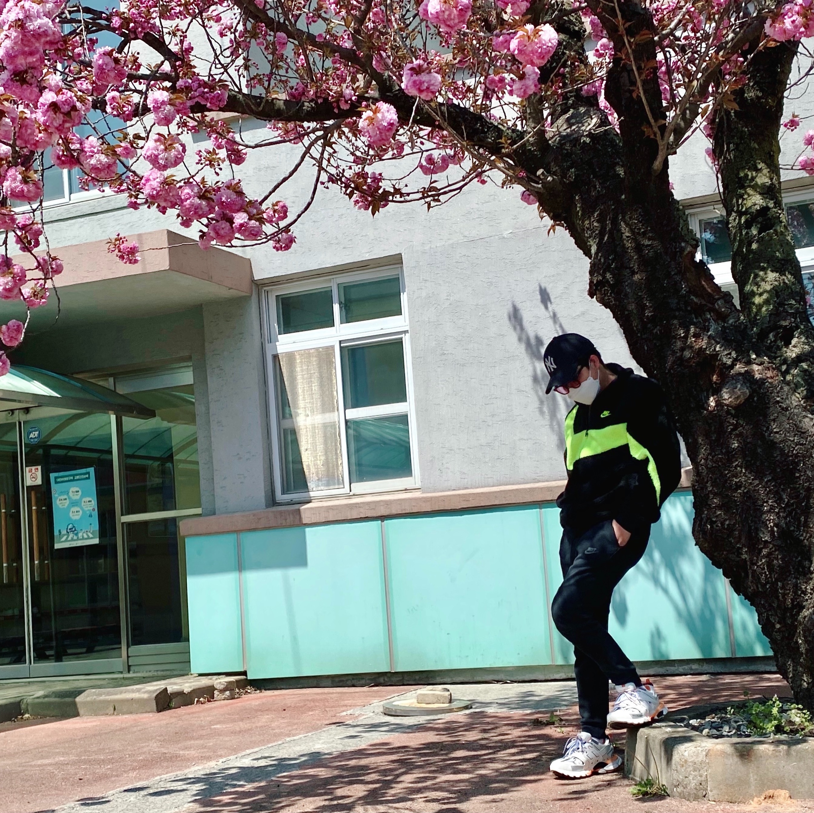 Nike Big Swoosh Full Zip Jacket Black Volt, Balenciaga Track Sneakers White Orange 2019 착용 스타일